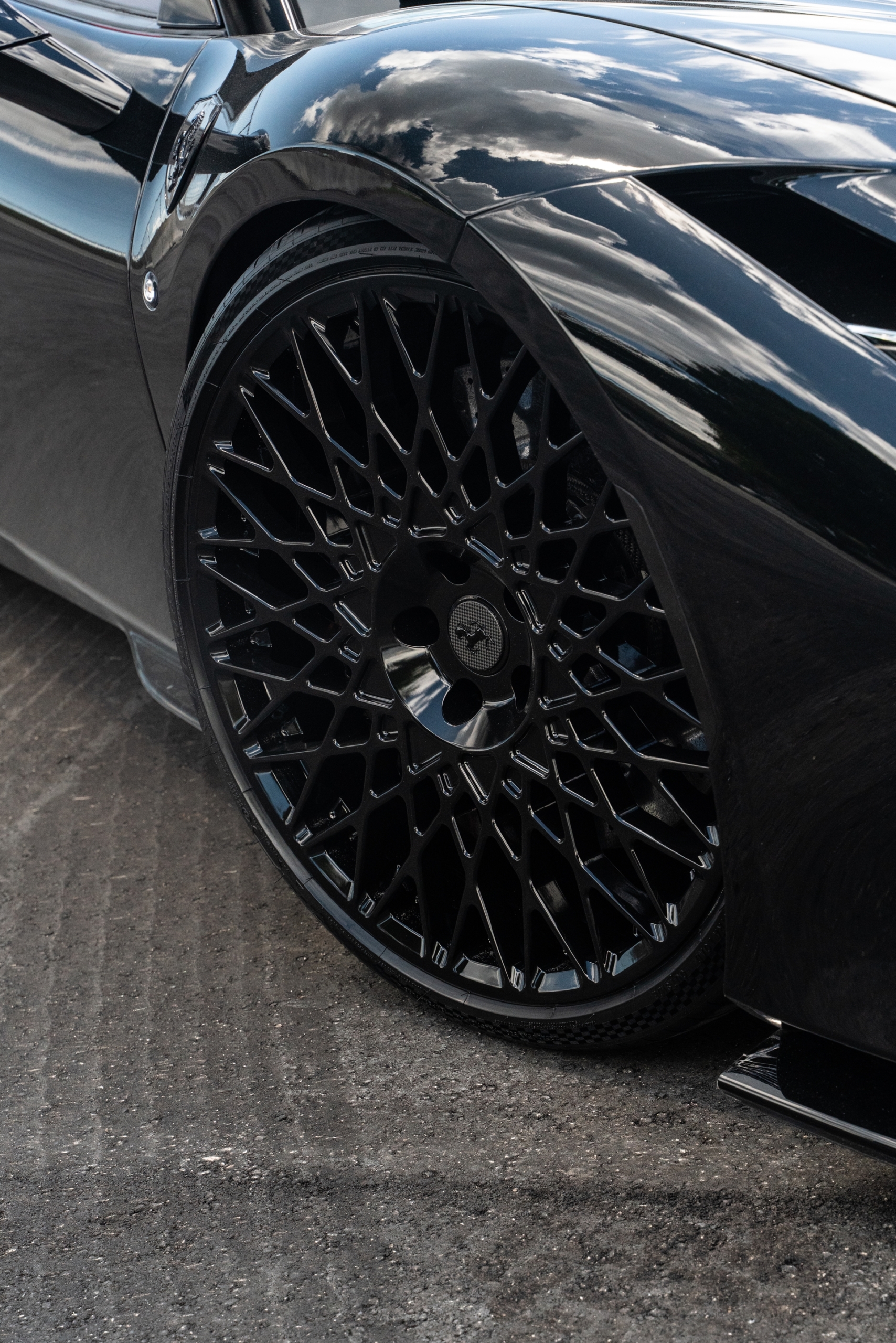 Ferrari F8 | Nero | on HRE 501M | Gloss Black