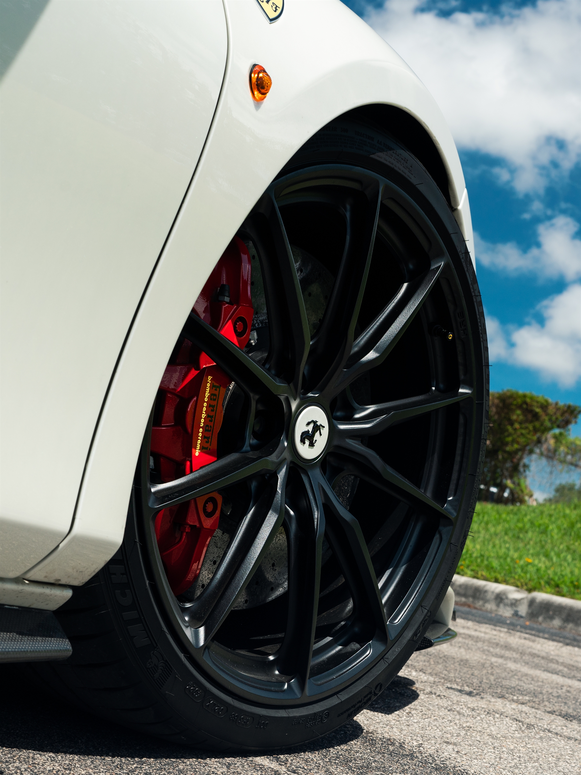 Ferrari 488 Pista | Bianco Avus | on HRE P104SC | Satin Black