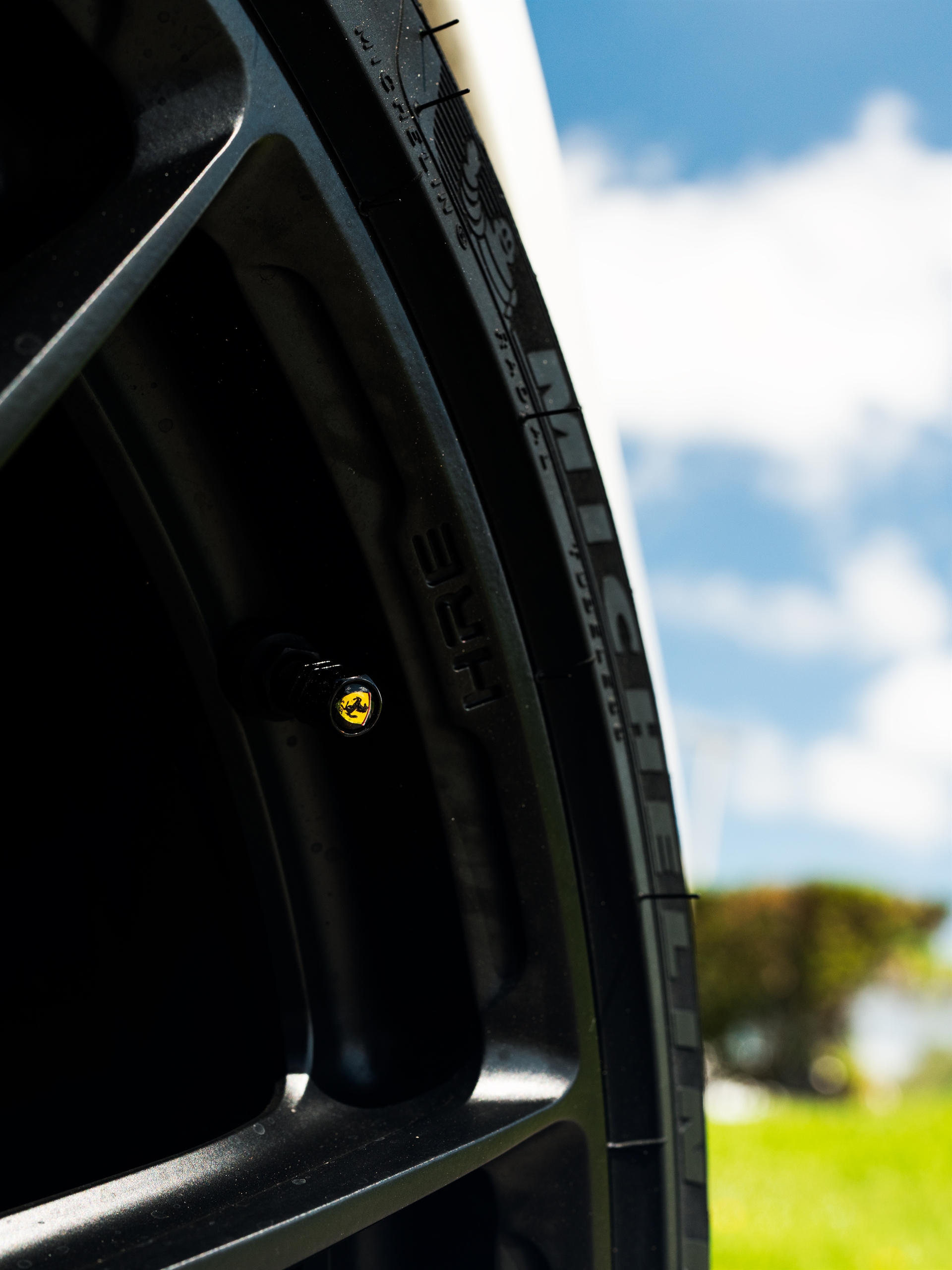 Ferrari 488 Pista | Bianco Avus | on HRE P104SC | Satin Black