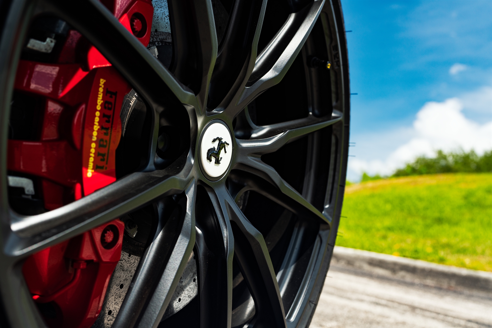 Ferrari 488 Pista | Bianco Avus | on HRE P104SC | Satin Black