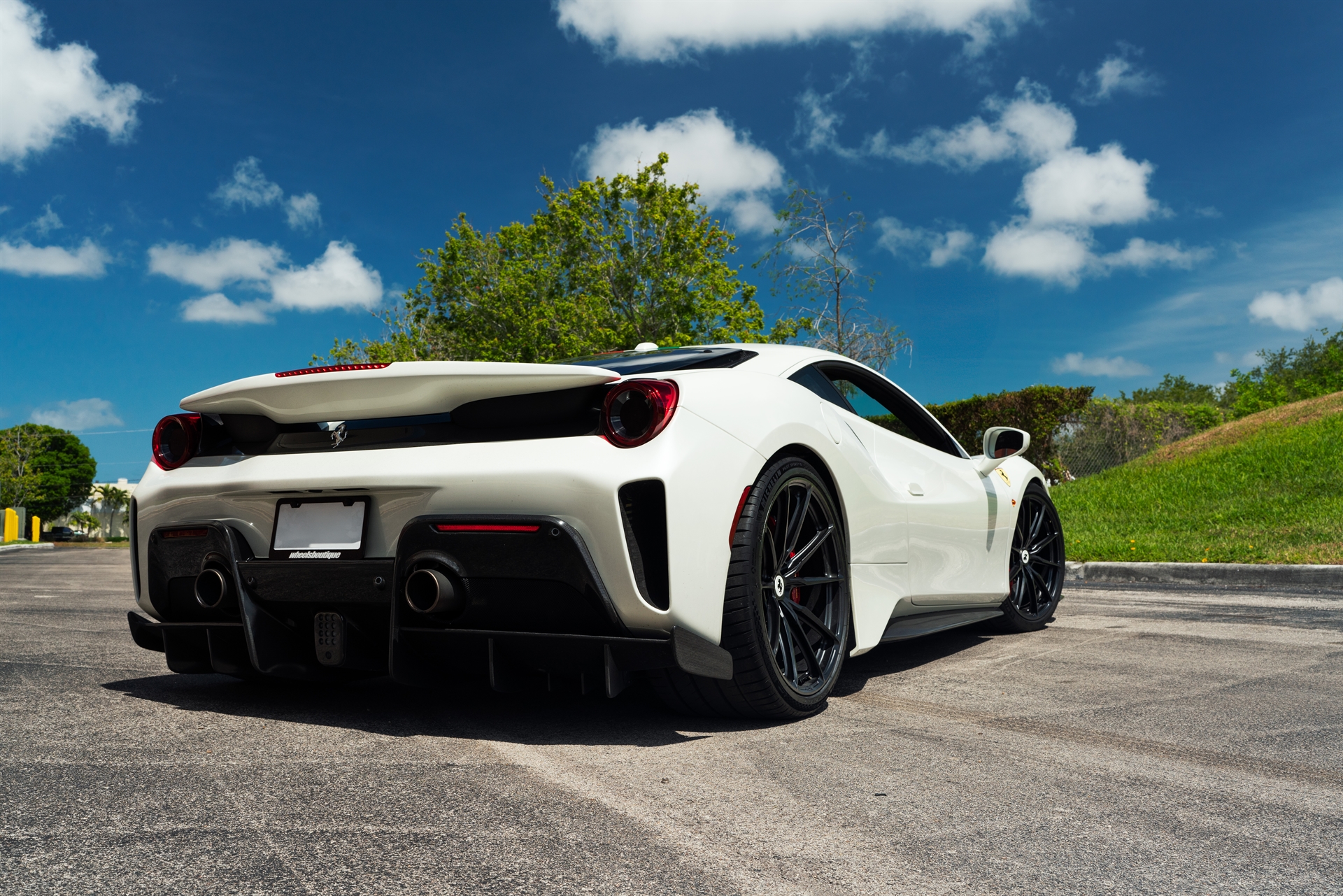 Ferrari 488 Pista | Bianco Avus | on HRE P104SC | Satin Black