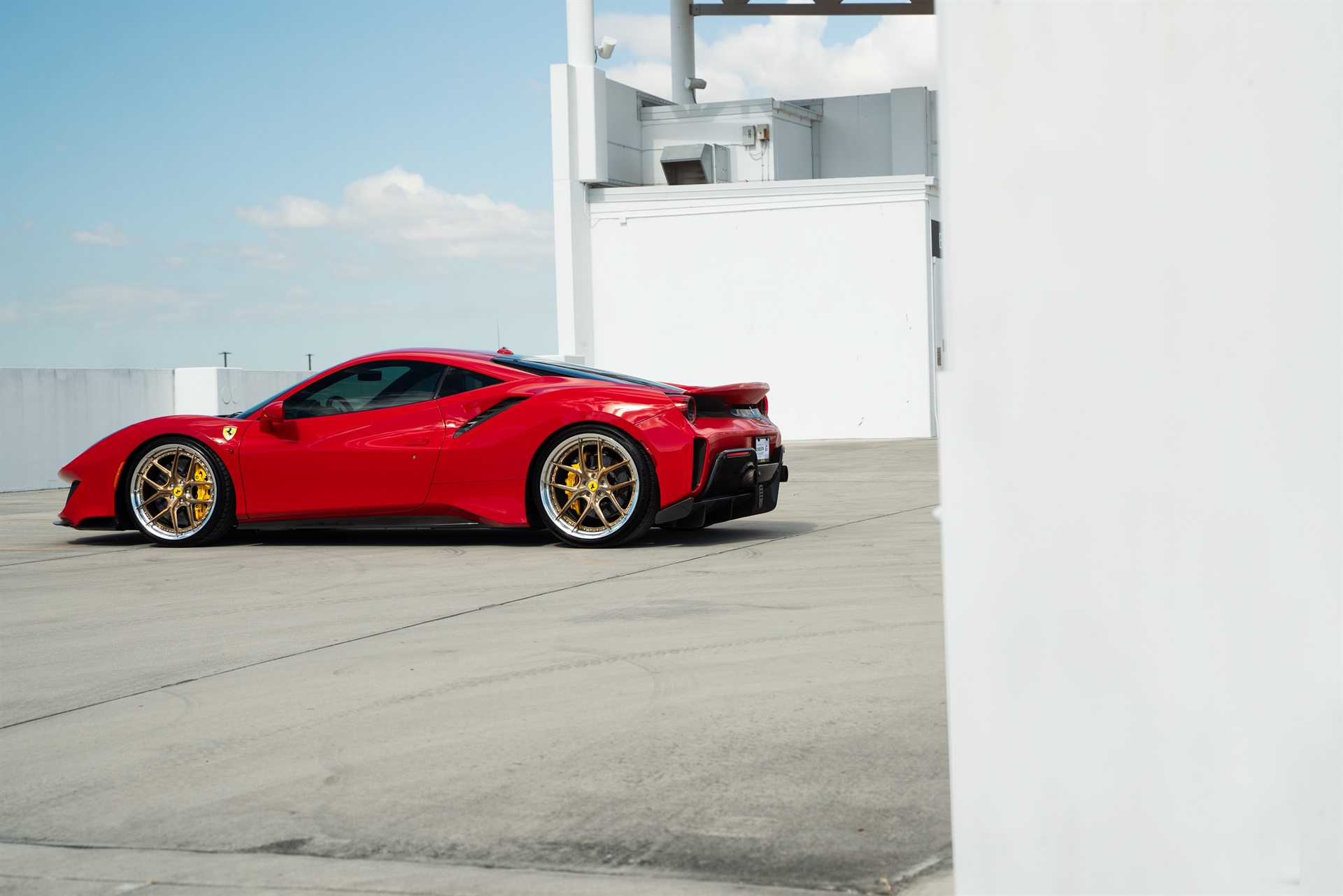 Ferrari 488 Pista | Rosso Scuderia | on HRE S101SC | Brushed Champagne
