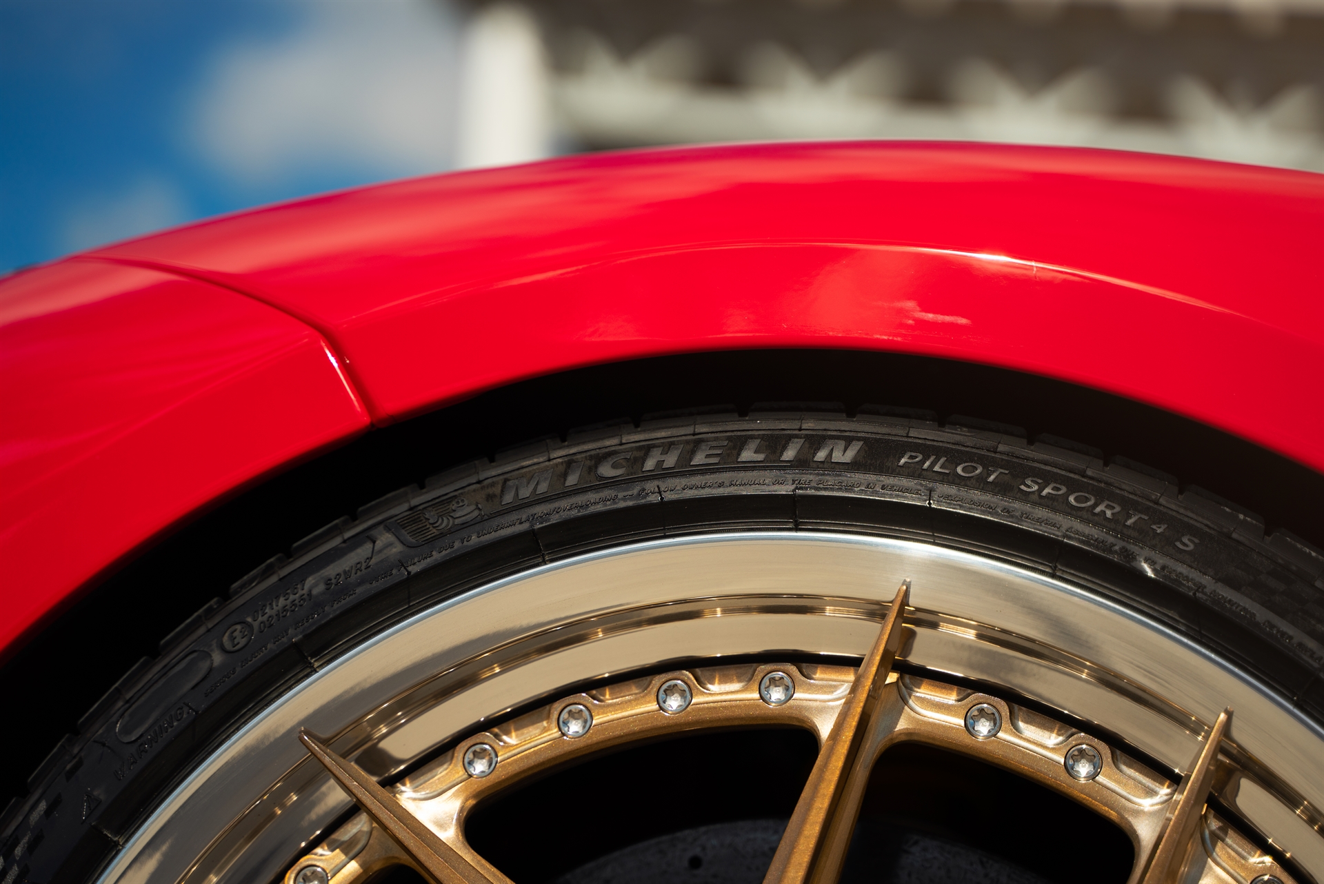 Ferrari 488 Pista | Rosso Scuderia | on HRE S101SC | Brushed Champagne