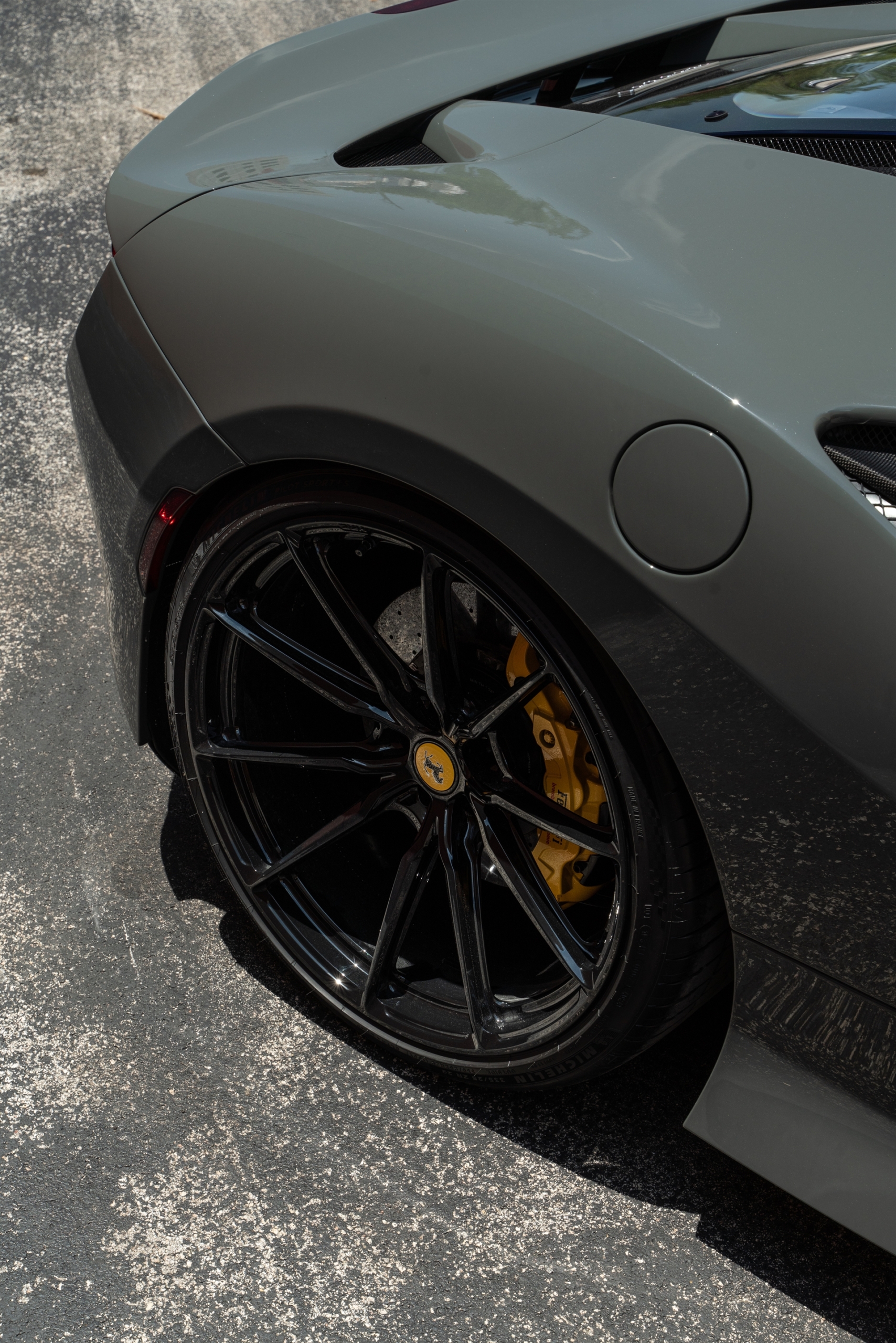 Ferarri F8 | Grigio Medio | on HRE P104SC | Gloss Black