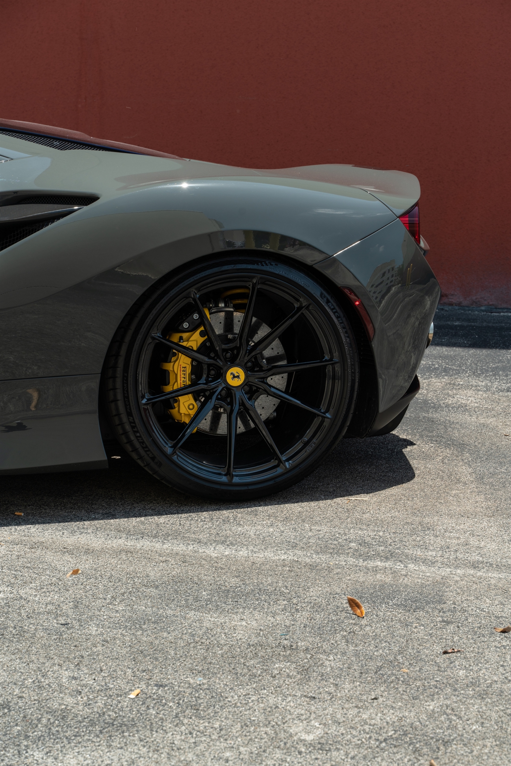 Ferarri F8 | Grigio Medio | on HRE P104SC | Gloss Black