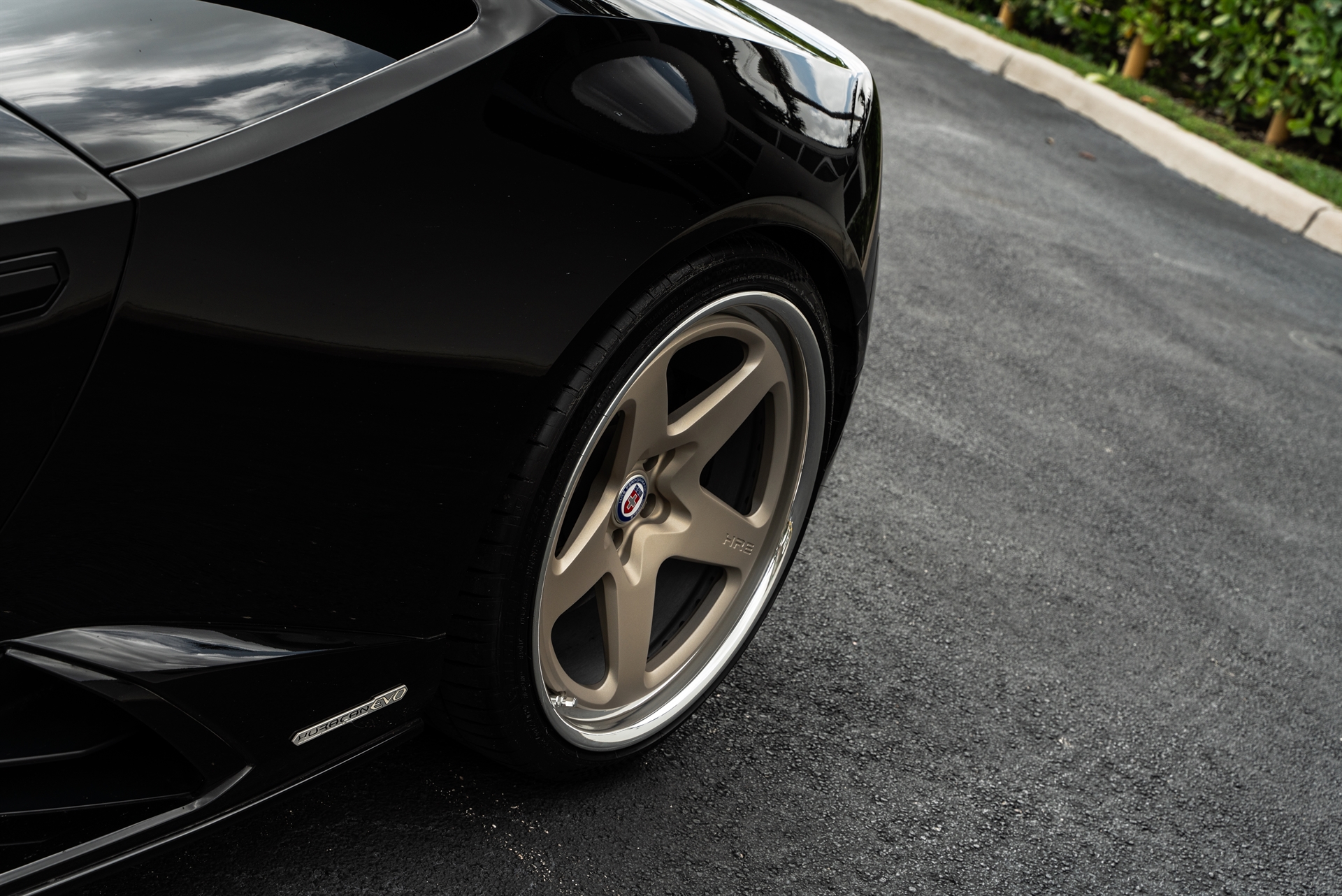 Lamborghini Huracan | Nero Noctis | on HRE 527 FMR | Satin White Gold