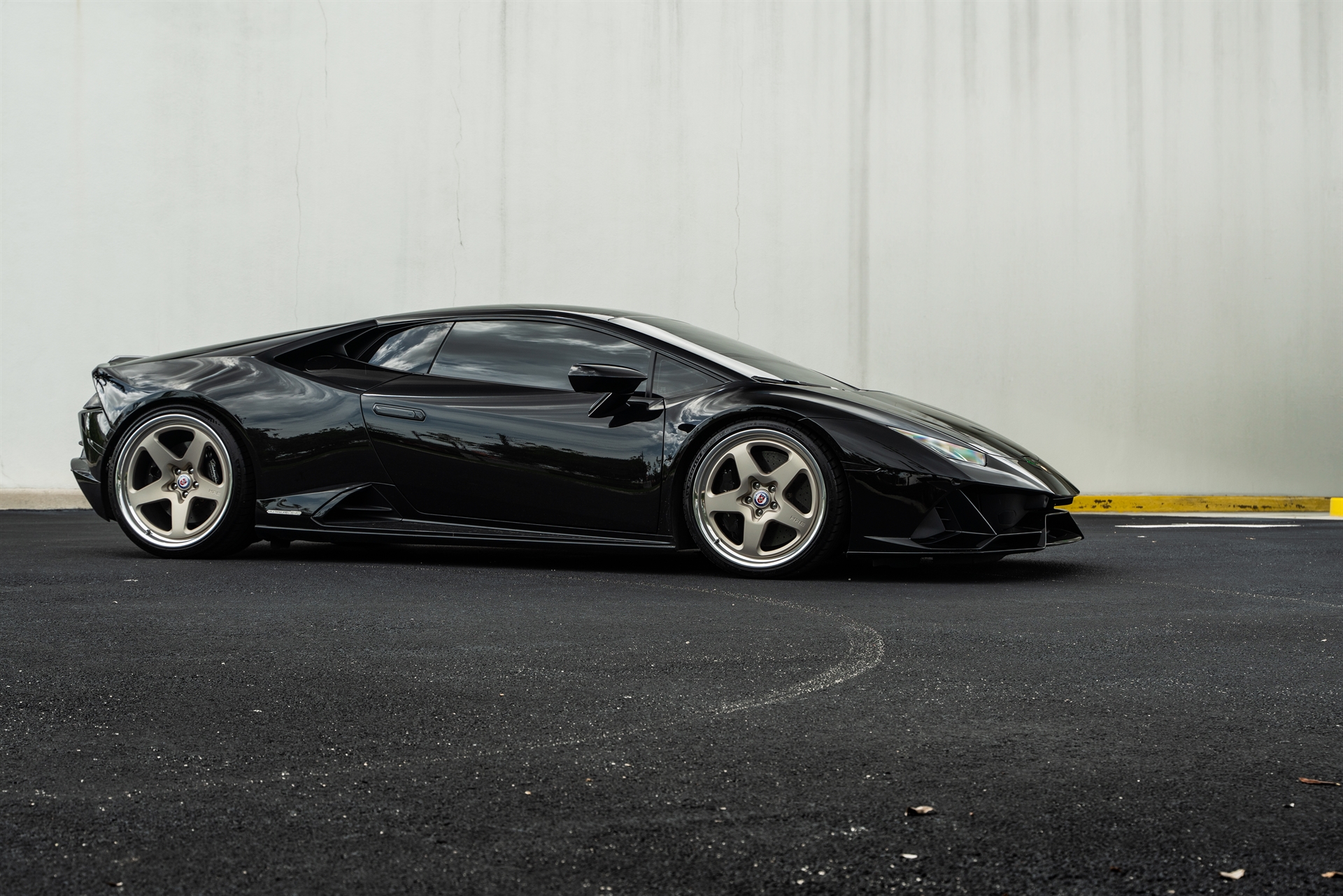 Lamborghini Huracan | Nero Noctis | on HRE 527 FMR | Satin White Gold
