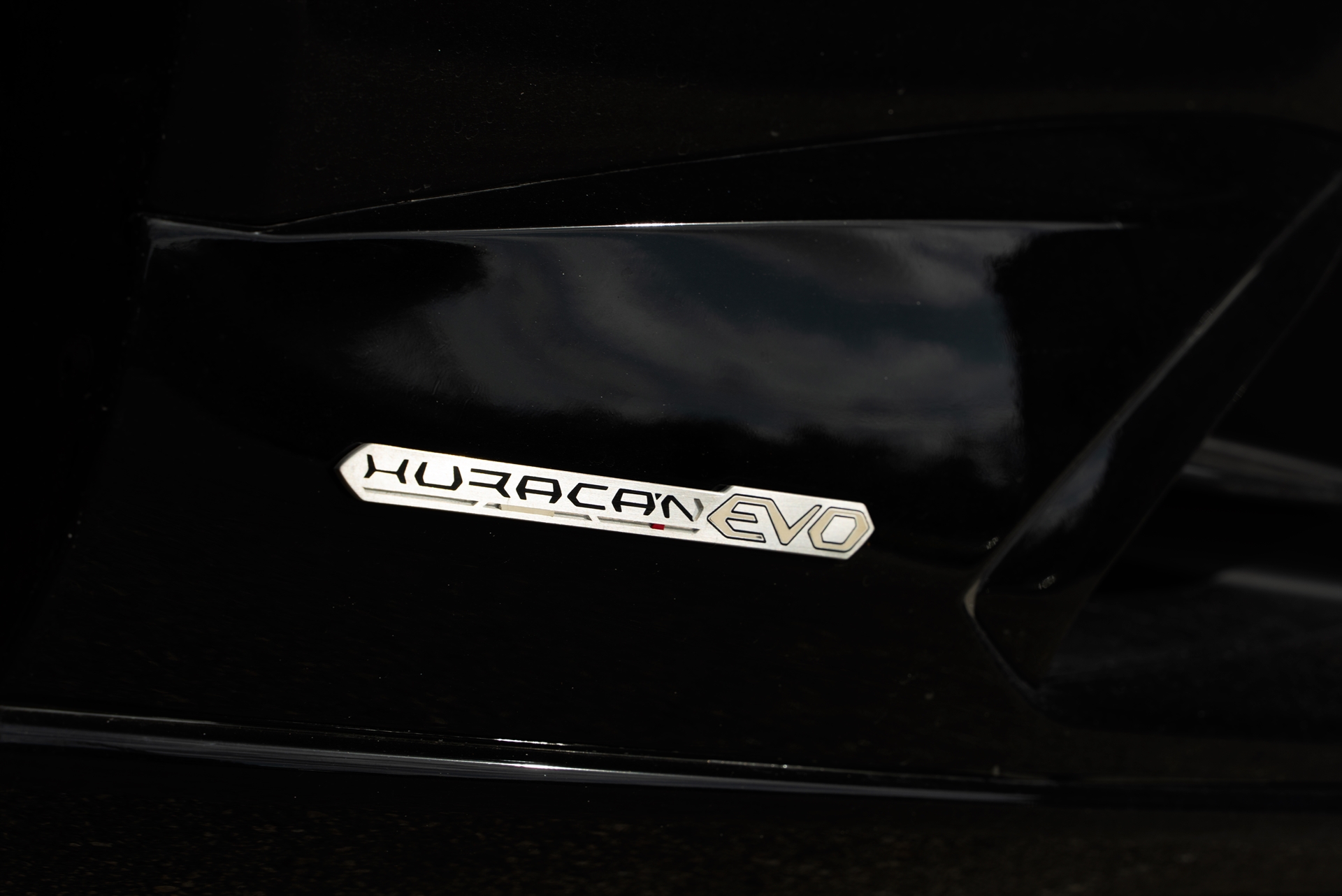 Lamborghini Huracan | Nero Noctis | on HRE 527 FMR | Satin White Gold