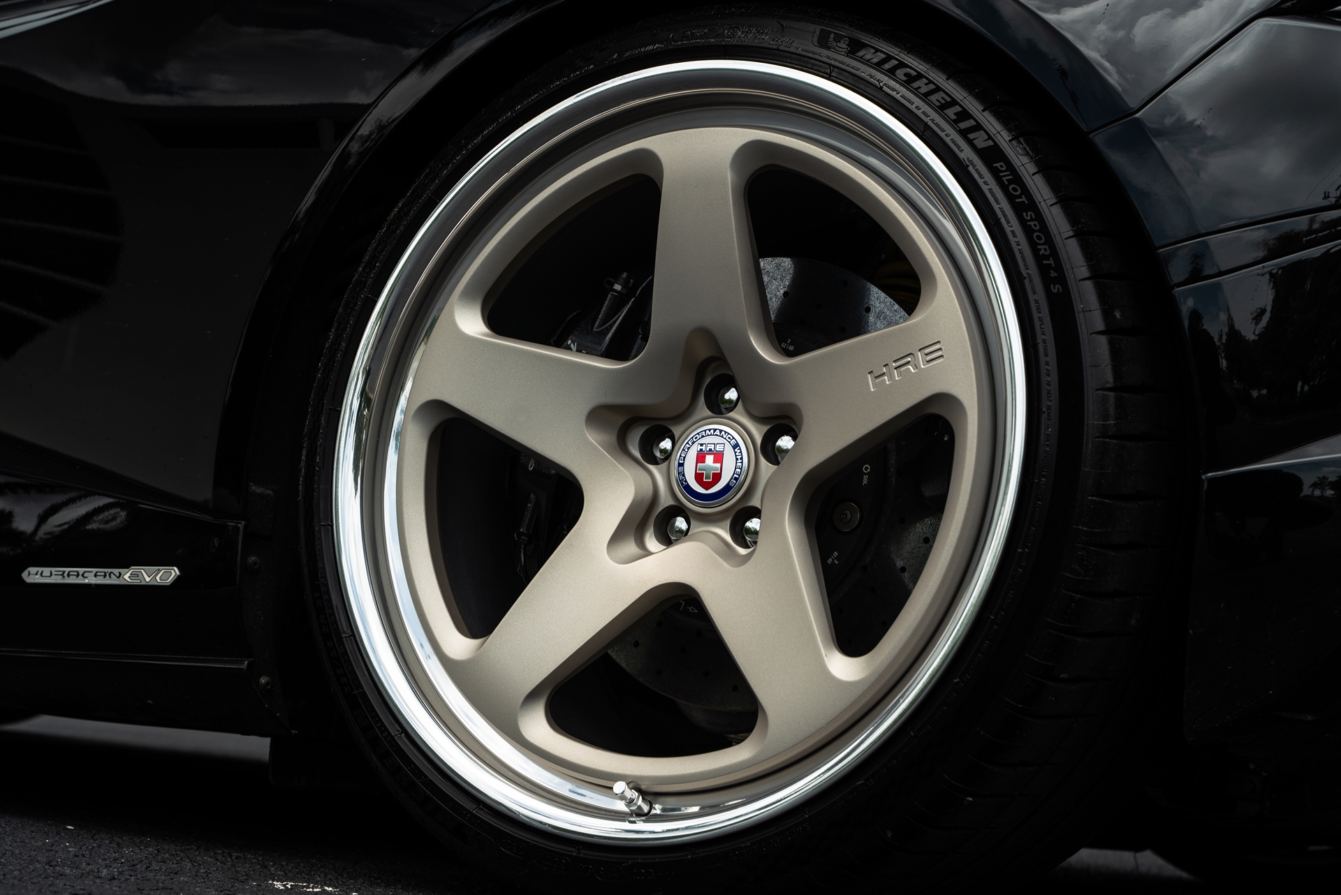 Lamborghini Huracan | Nero Noctis | on HRE 527 FMR | Satin White Gold