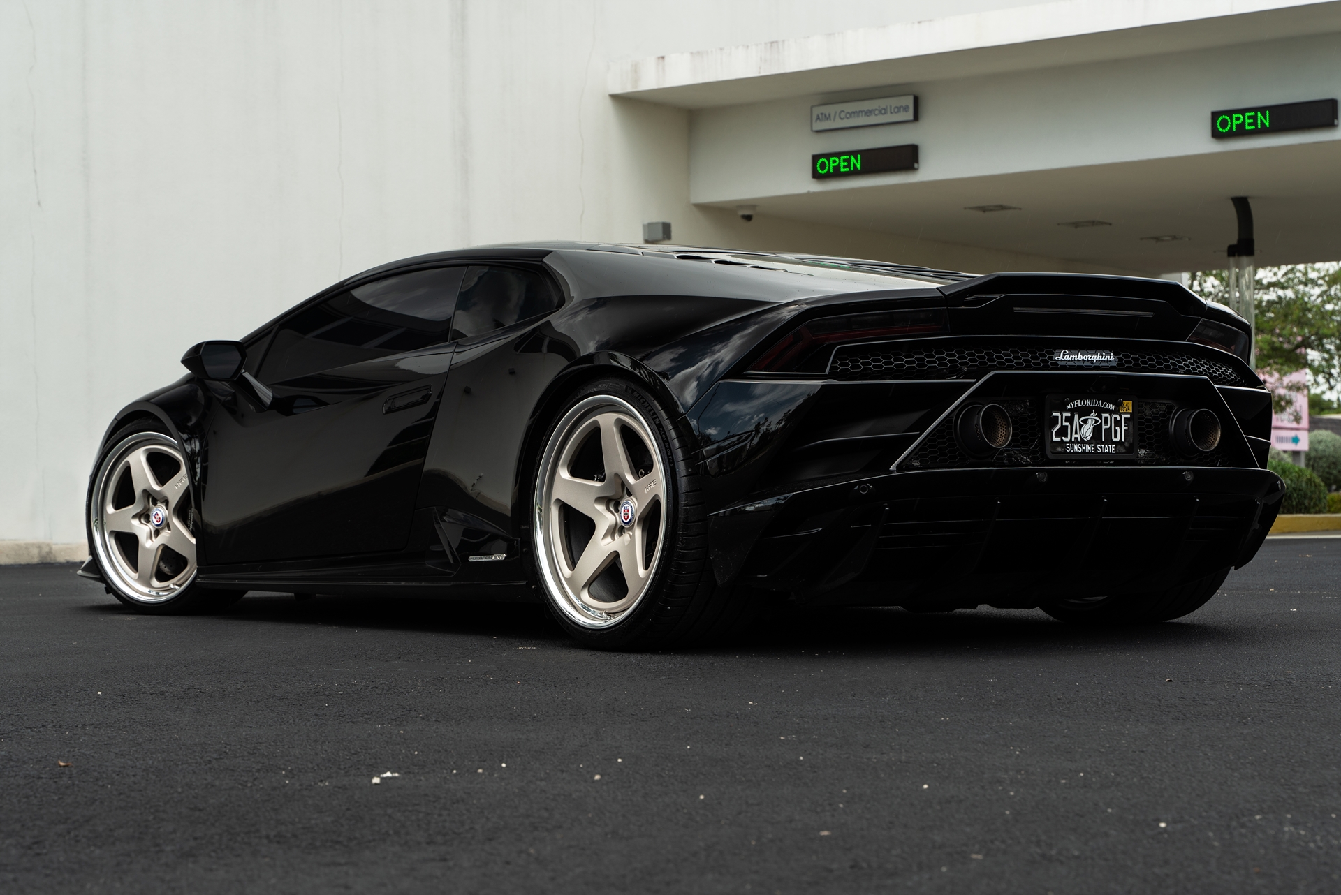 Lamborghini Huracan | Nero Noctis | on HRE 527 FMR | Satin White Gold