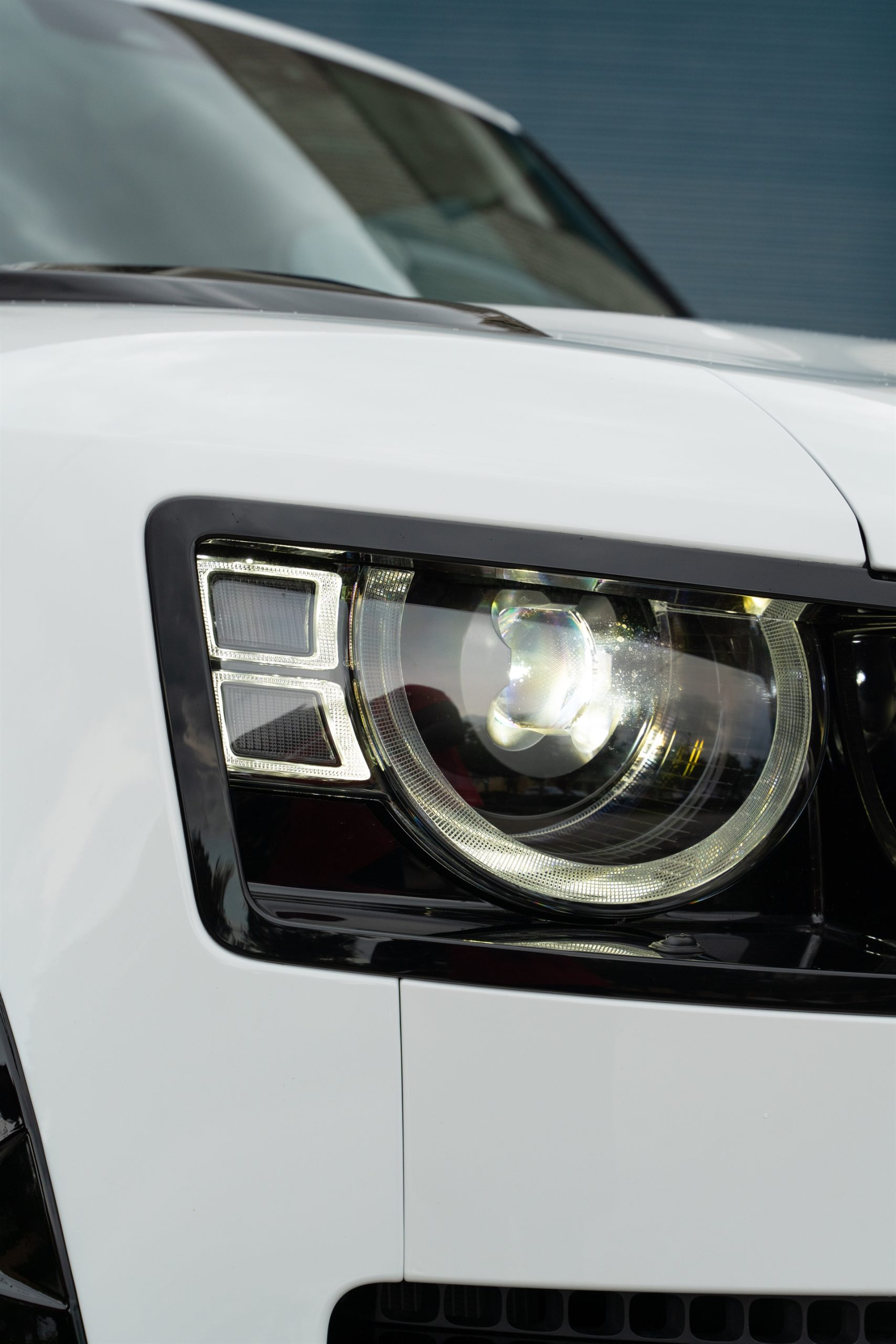 Land Rover Discovery 90 | Fuji White | on HRE P11SC | Gloss Black | Urban Automotive Widetrack Kit