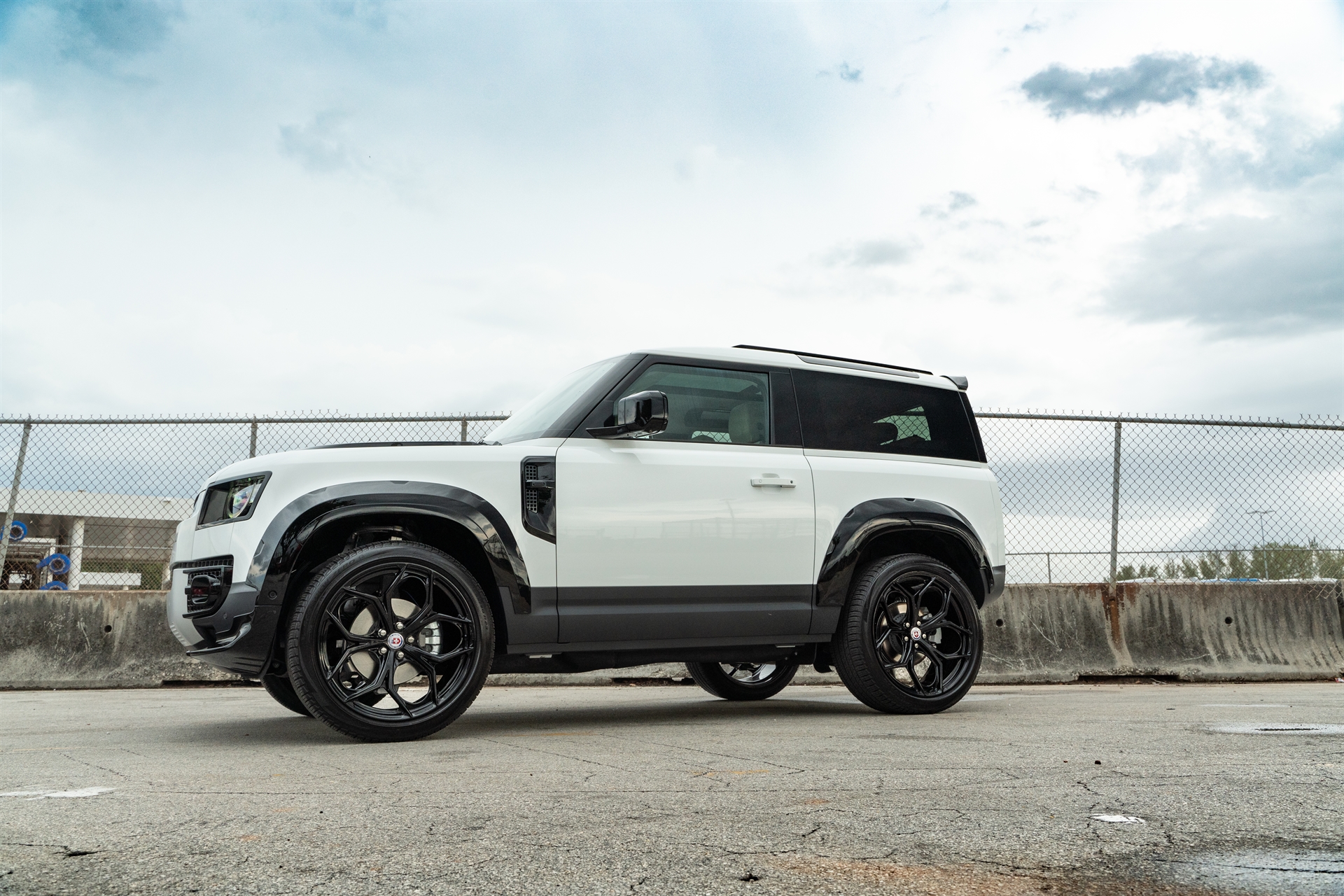 Land Rover Discovery 90 | Fuji White | on HRE P11SC | Gloss Black | Urban Automotive Widetrack Kit