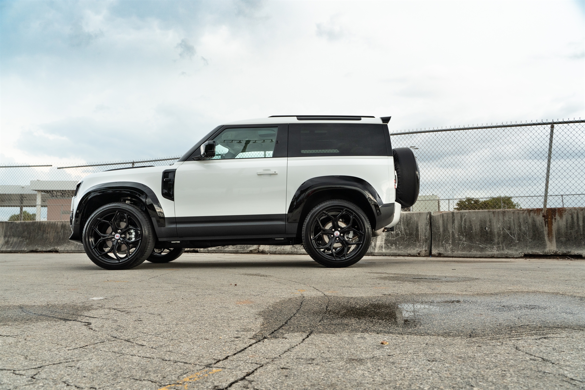 Land Rover Discovery 90 | Fuji White | on HRE P11SC | Gloss Black | Urban Automotive Widetrack Kit