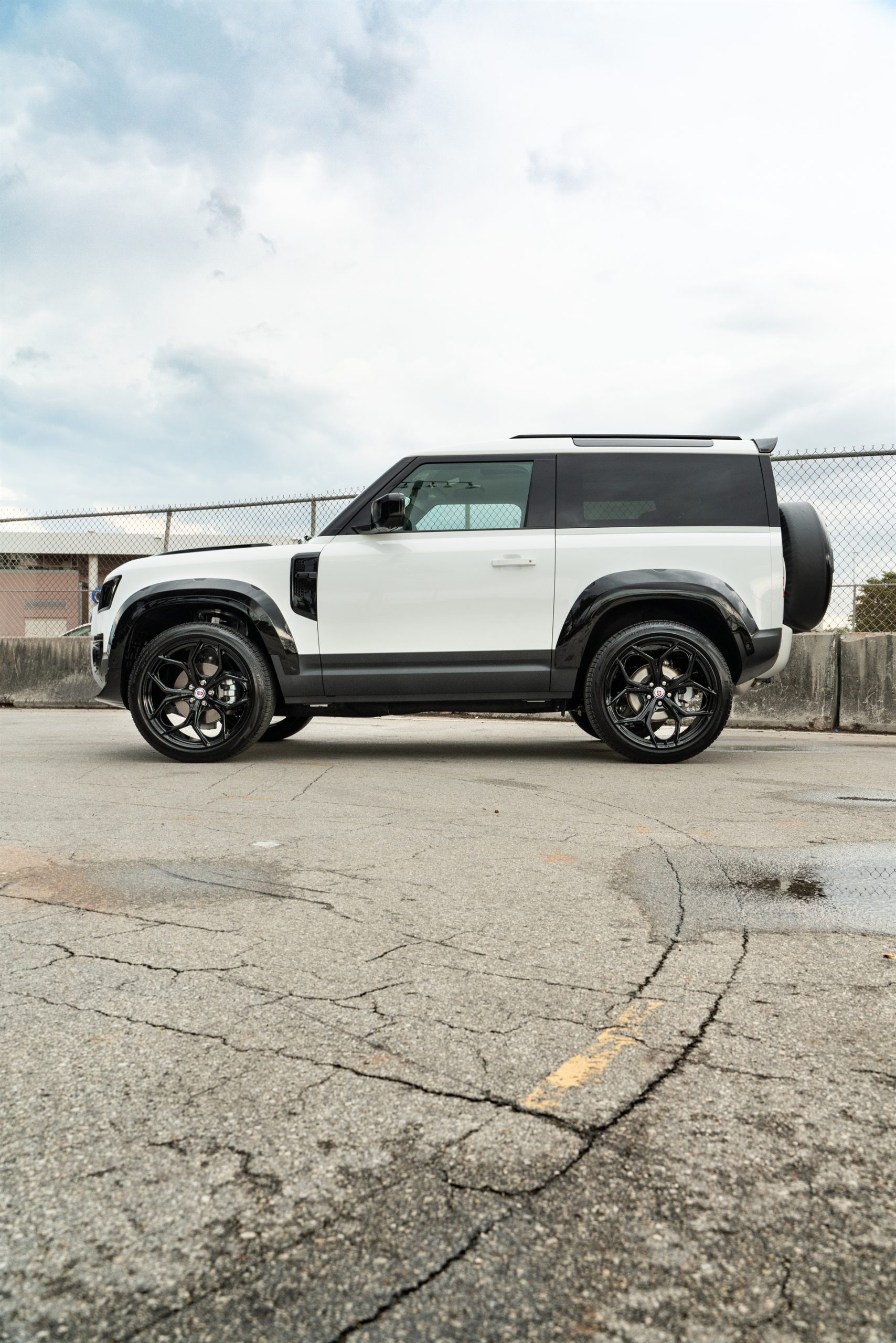 Land Rover Discovery 90 | Fuji White | on HRE P11SC | Gloss Black | Urban Automotive Widetrack Kit