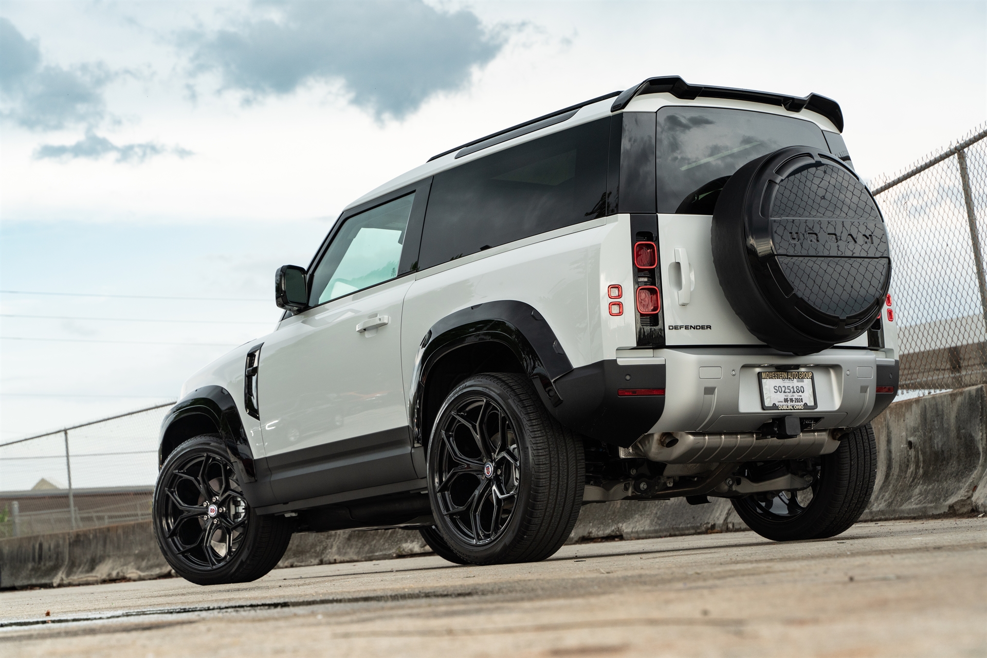 Land Rover Discovery 90 | Fuji White | on HRE P11SC | Gloss Black | Urban Automotive Widetrack Kit
