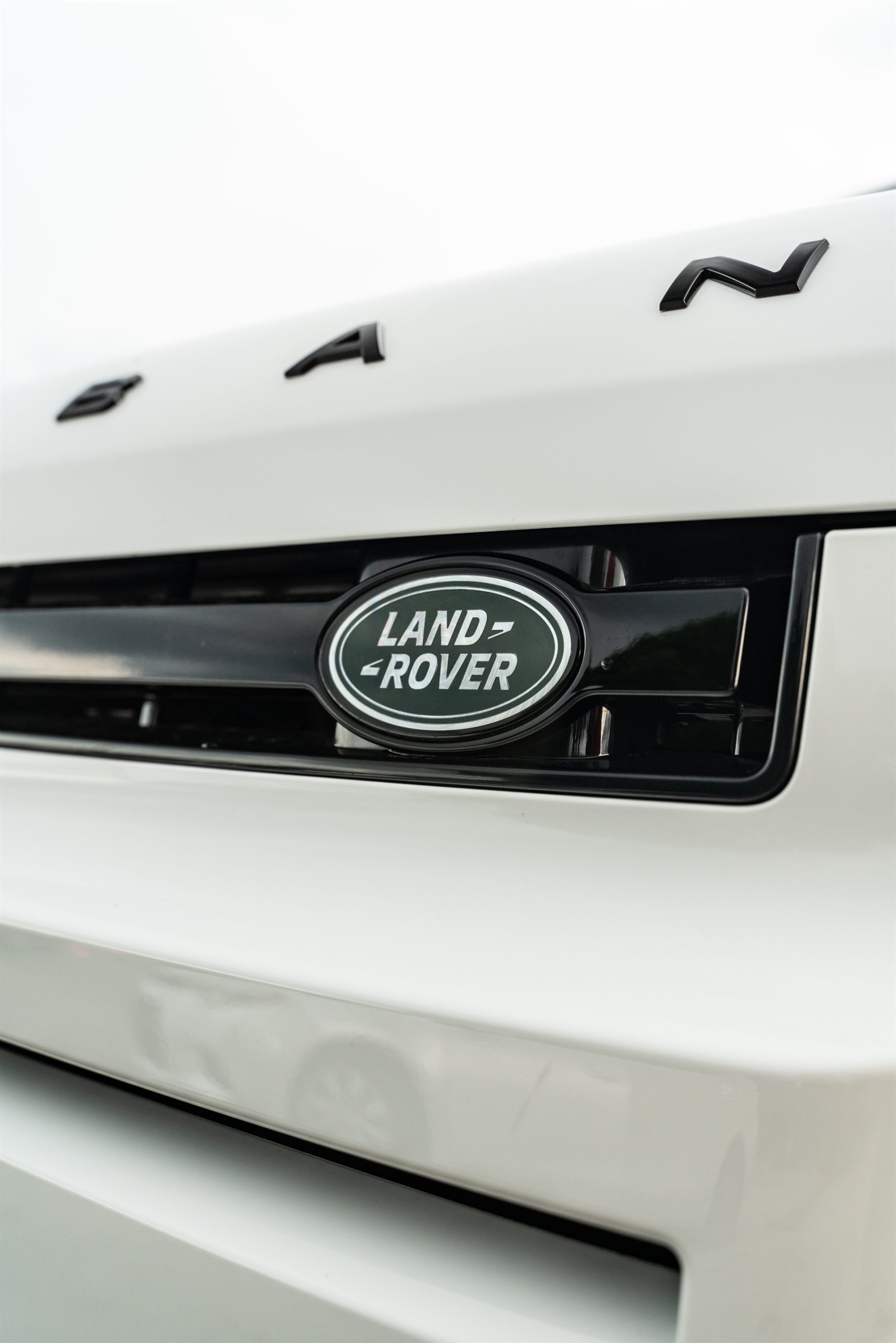 Land Rover Discovery 90 | Fuji White | on HRE P11SC | Gloss Black | Urban Automotive Widetrack Kit