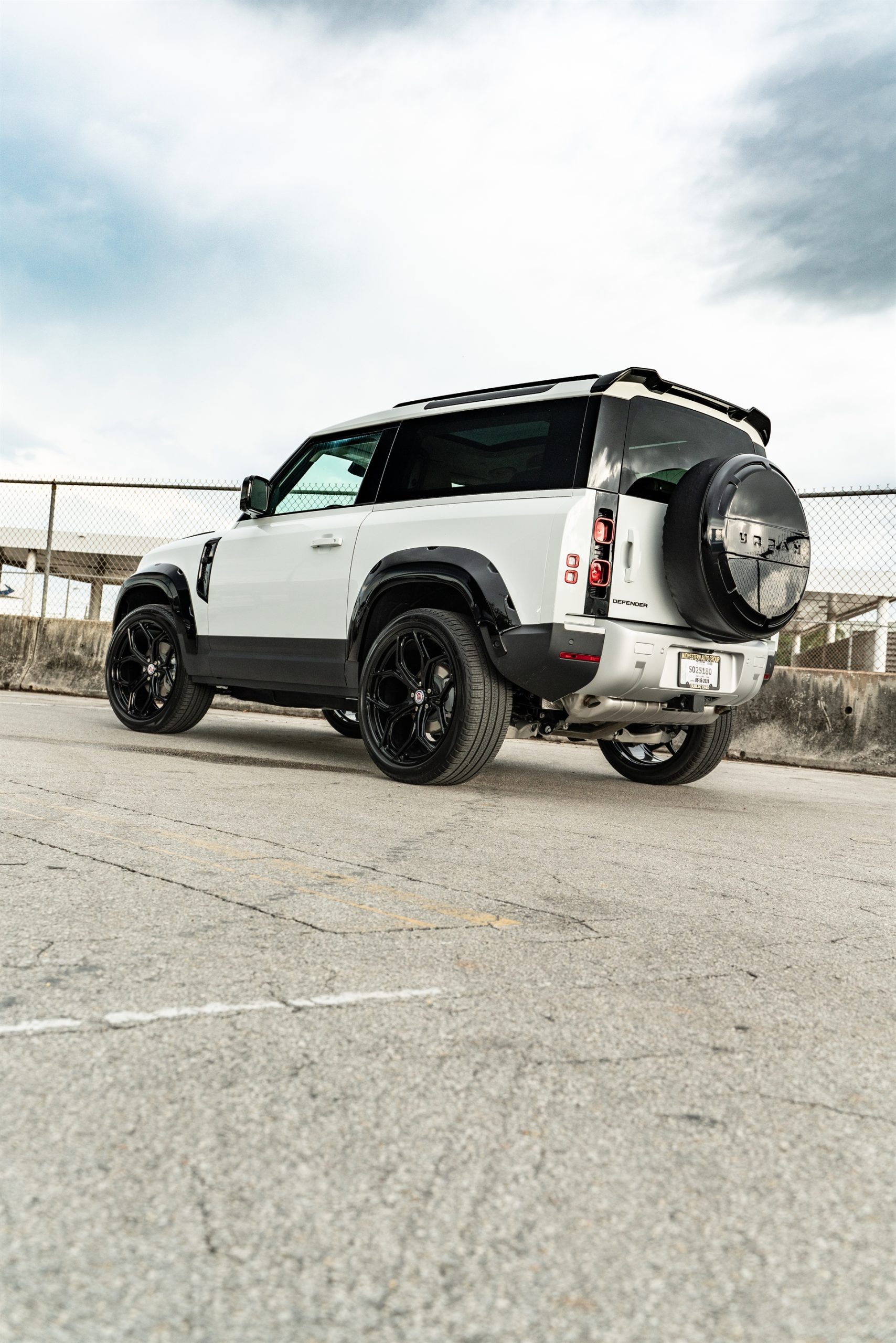 Land Rover Discovery 90 | Fuji White | on HRE P11SC | Gloss Black | Urban Automotive Widetrack Kit