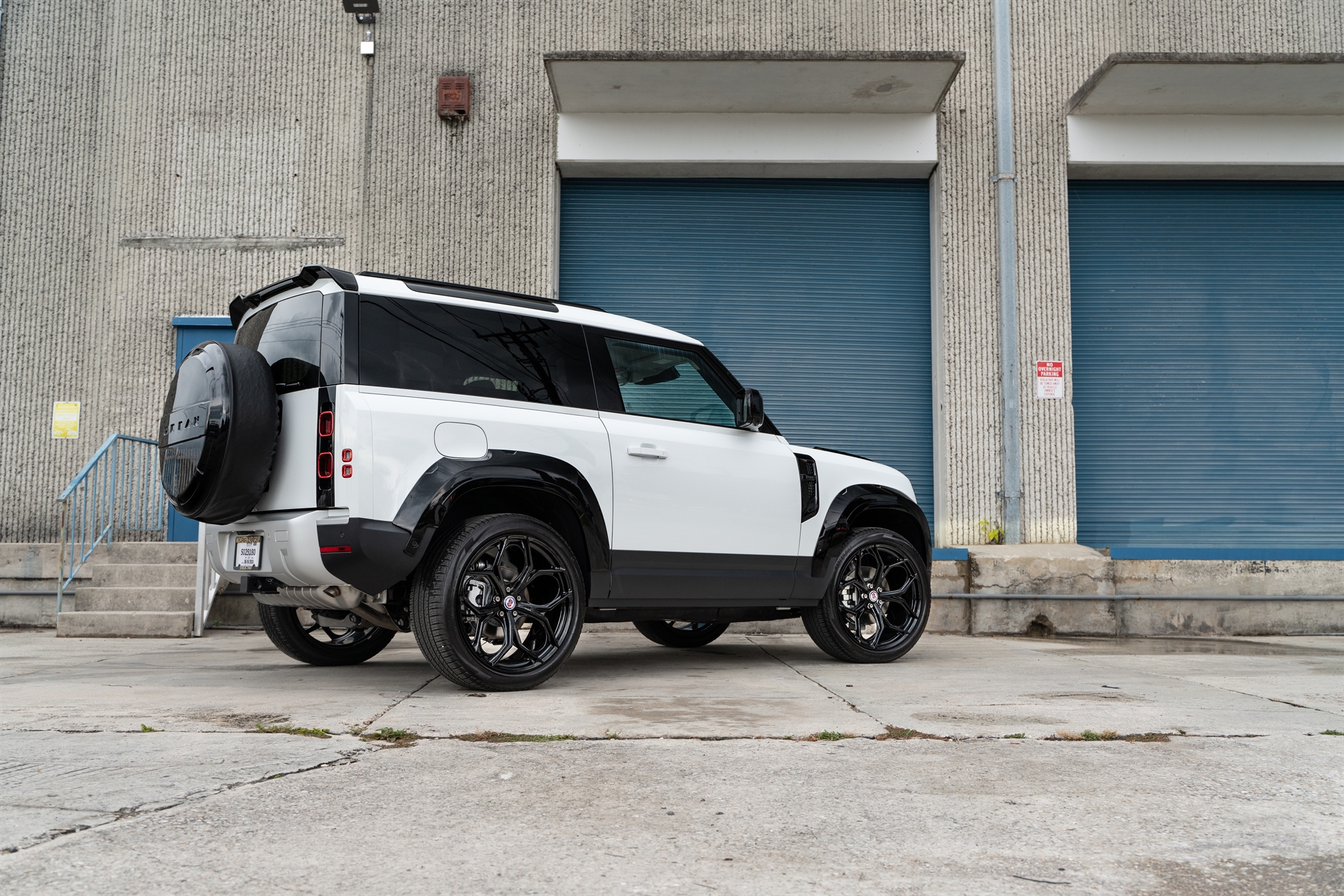 Land Rover Discovery 90 | Fuji White | on HRE P11SC | Gloss Black | Urban Automotive Widetrack Kit