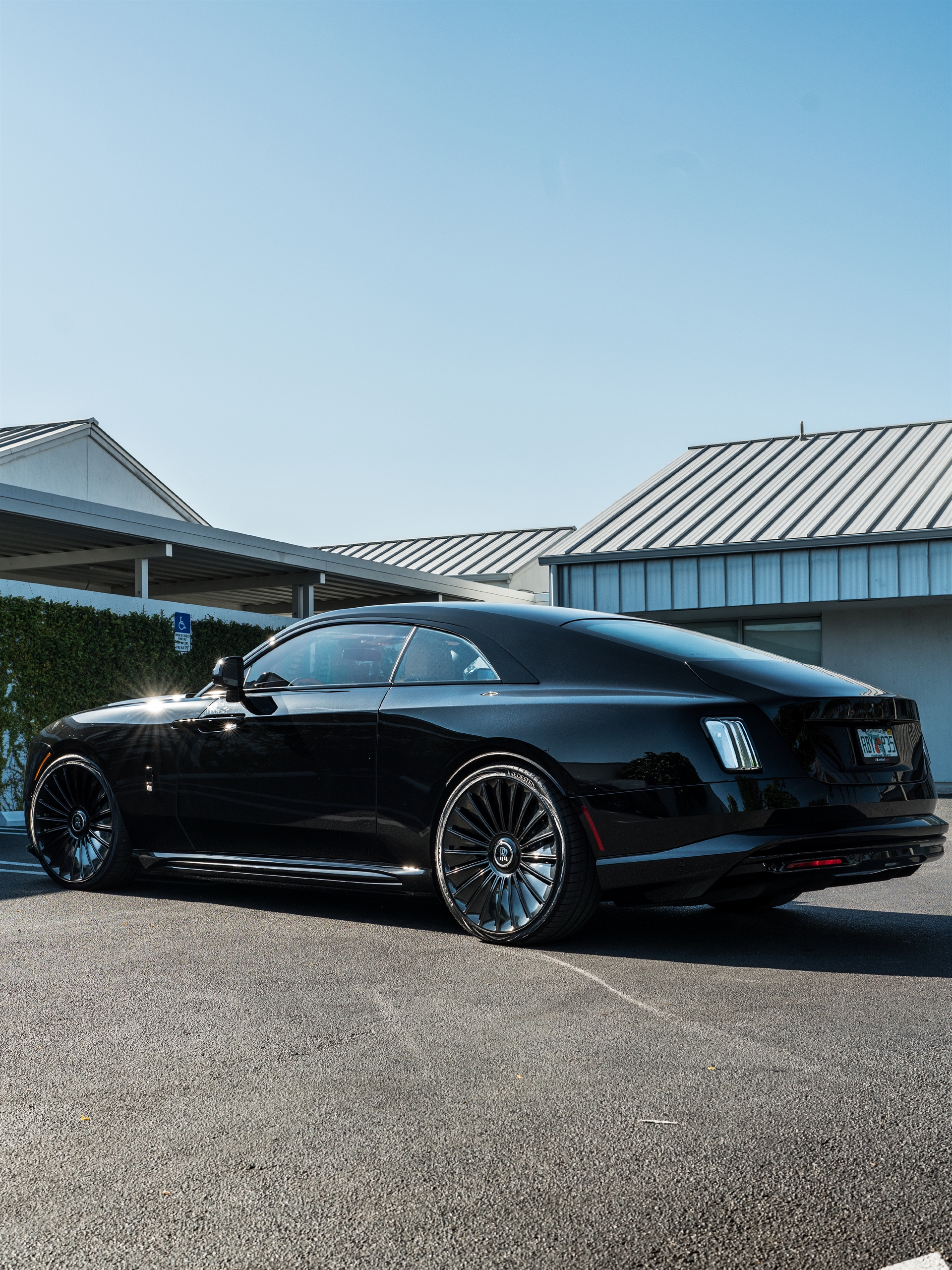 a Rolls Royce Spectre | 1886 G100