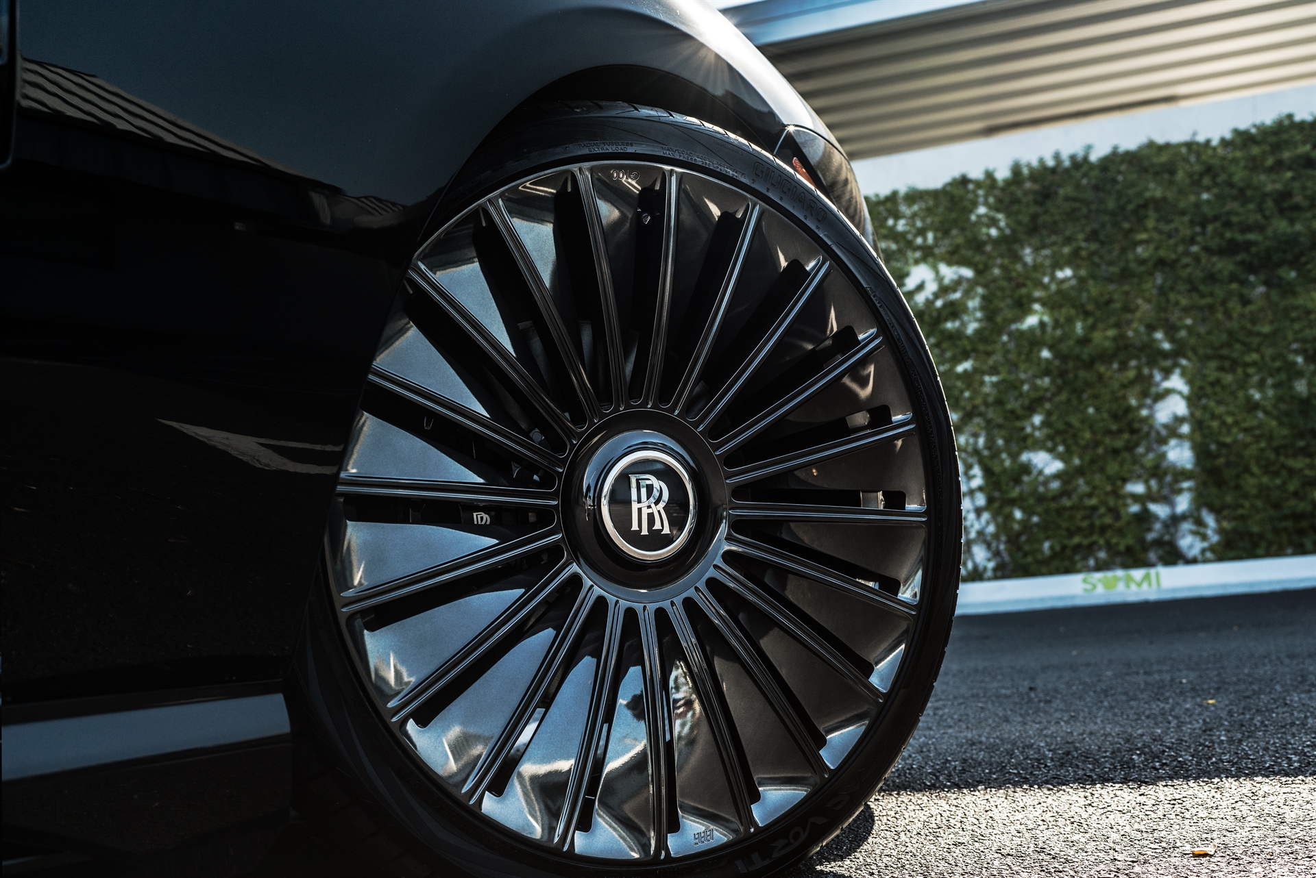 a Rolls Royce Spectre | 1886 G100