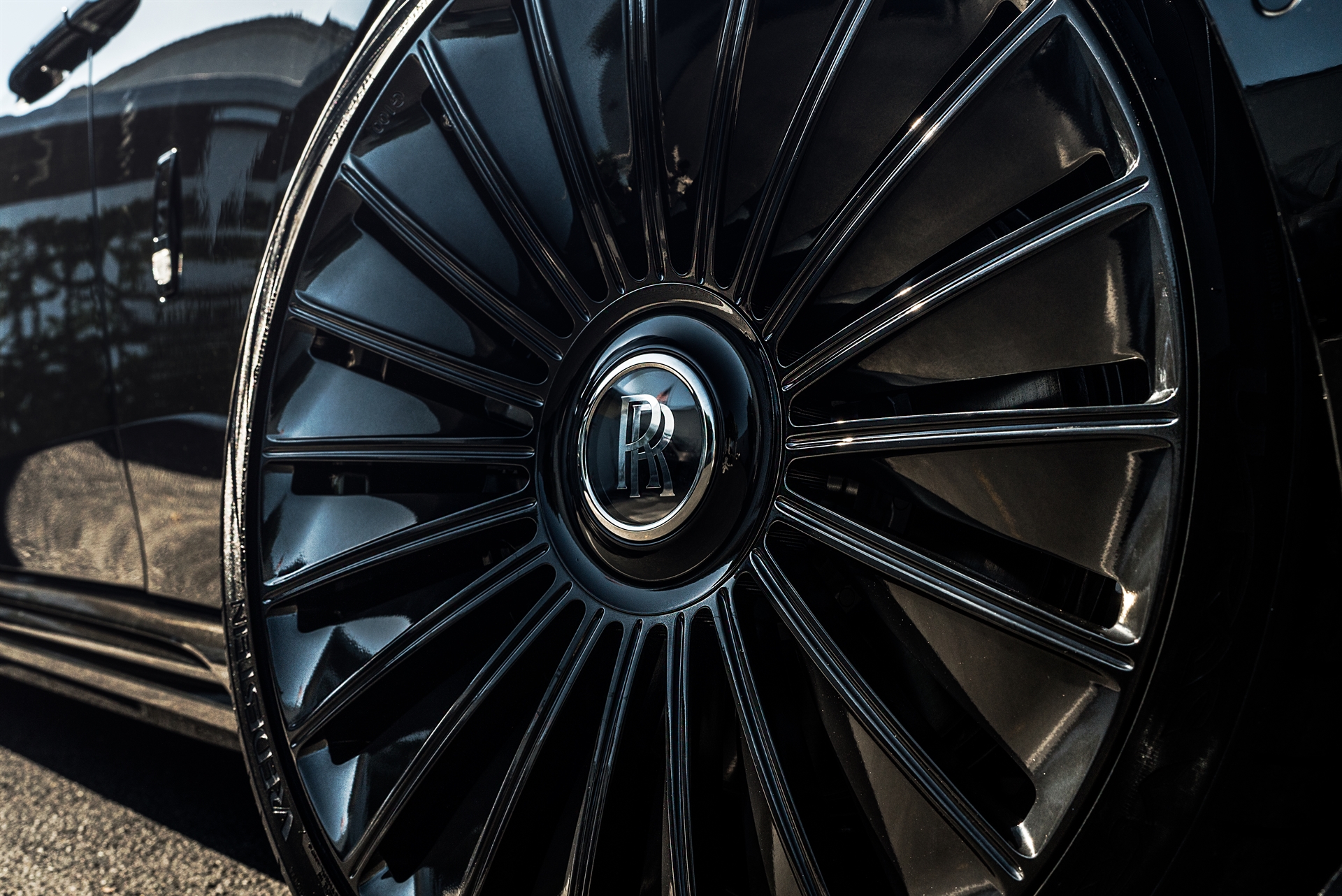 a Rolls Royce Spectre | 1886 G100