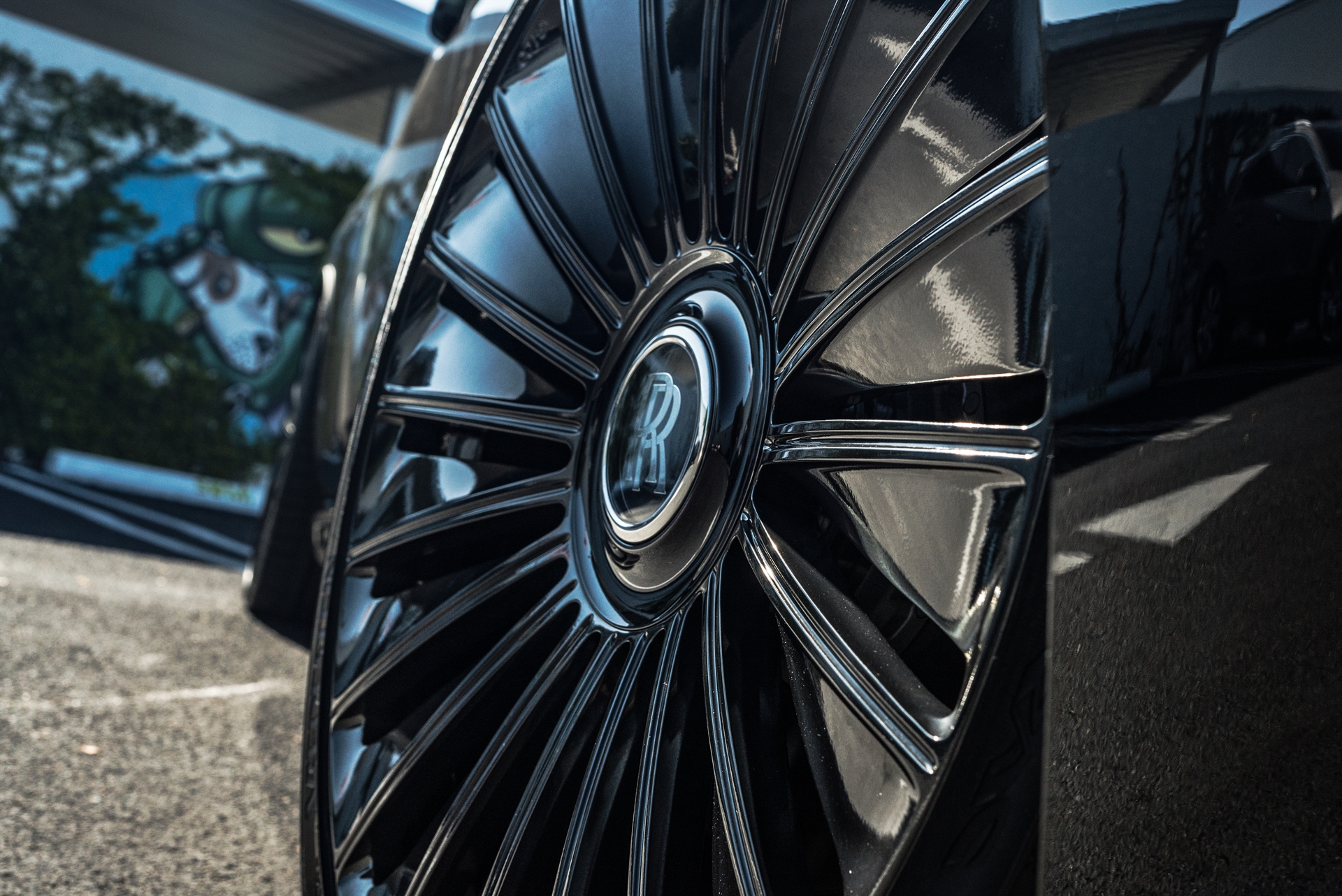 a Rolls Royce Spectre | 1886 G100