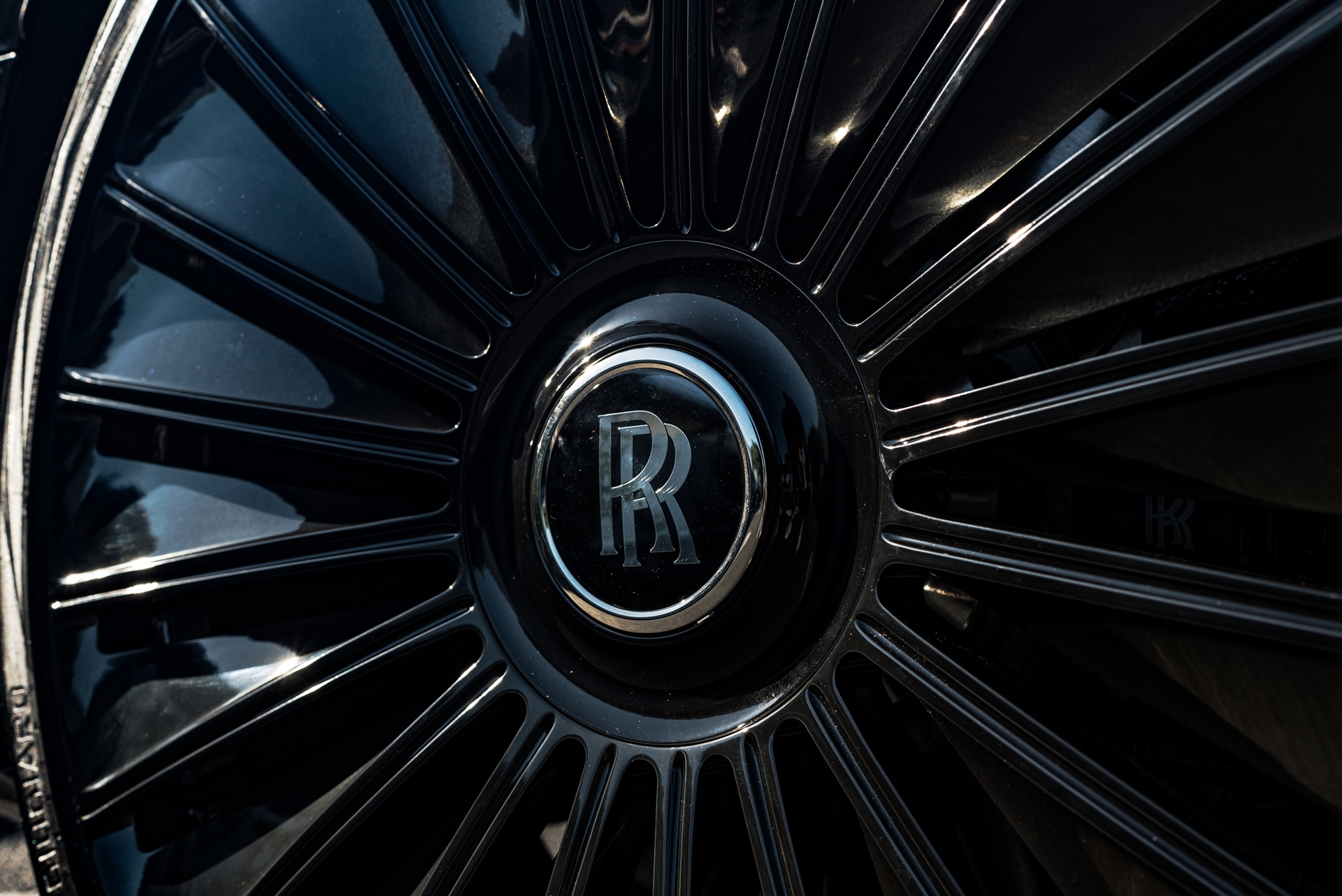 a Rolls Royce Spectre | 1886 G100