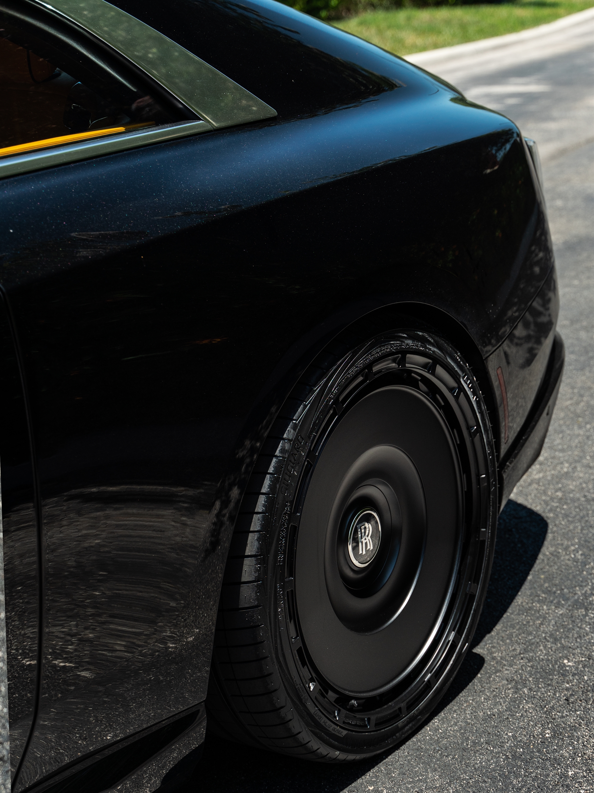 Rolls Royce Spectre | Crystal Over Black | on Novitec SP3 | Satin Black