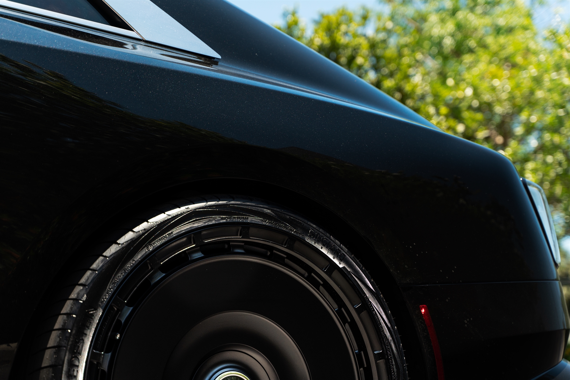 Rolls Royce Spectre | Crystal Over Black | on Novitec SP3 | Satin Black