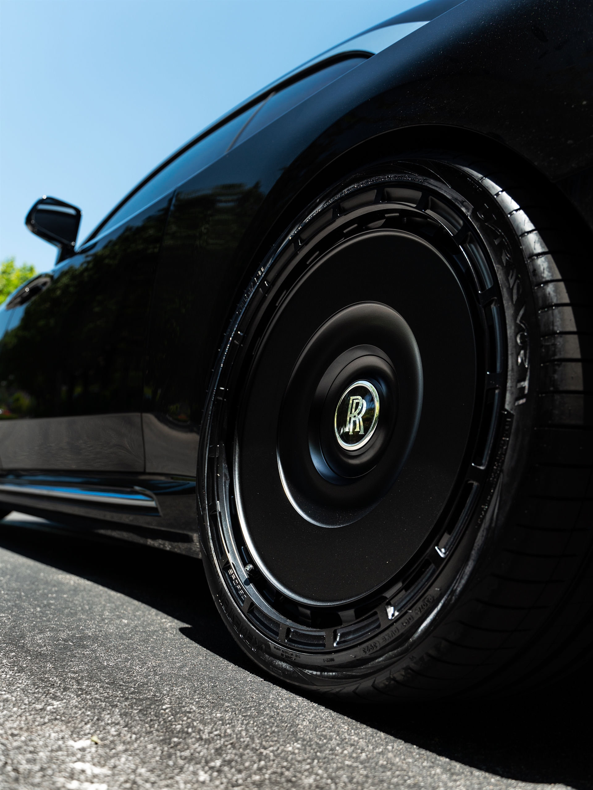 Rolls Royce Spectre | Crystal Over Black | on Novitec SP3 | Satin Black