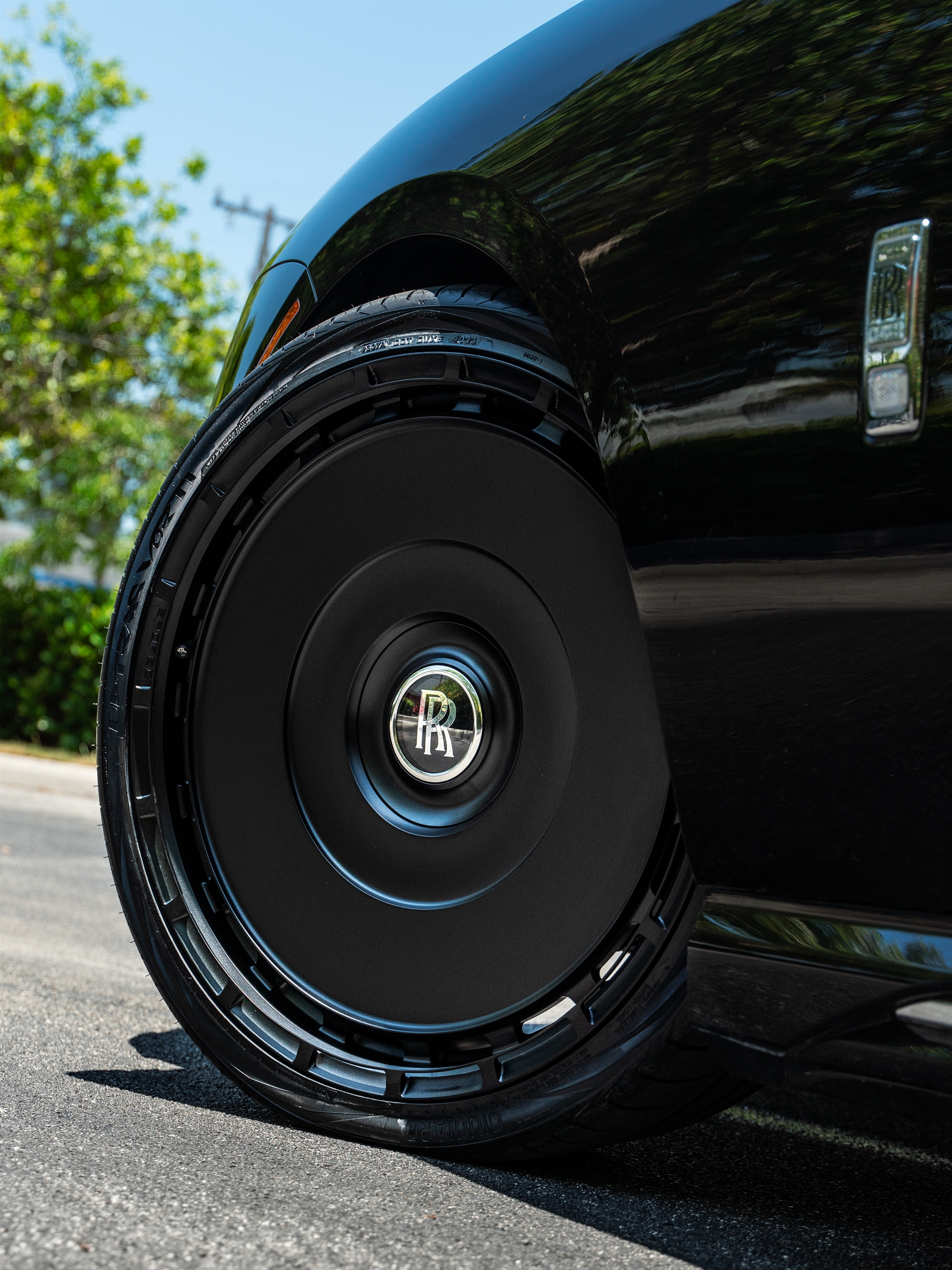Rolls Royce Spectre | Crystal Over Black | on Novitec SP3 | Satin Black