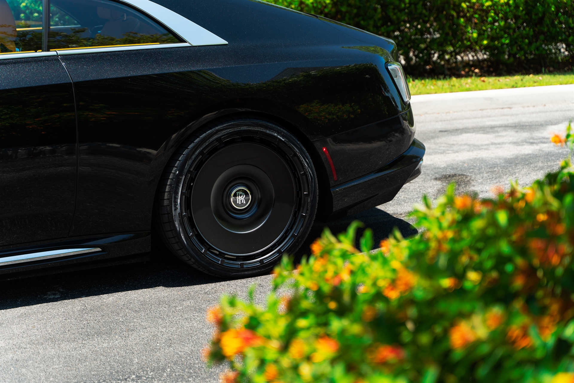 Rolls Royce Spectre | Crystal Over Black | on Novitec SP3 | Satin Black