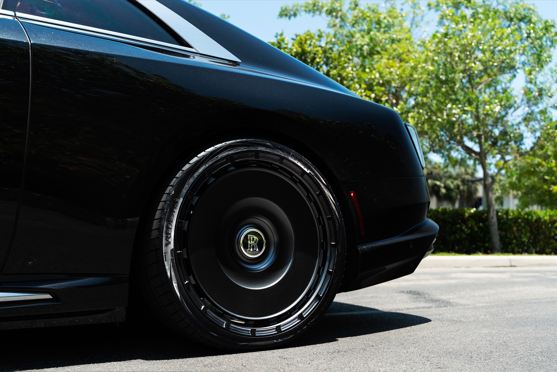 Rolls Royce Spectre | Crystal Over Black | on Novitec SP3 | Satin Black