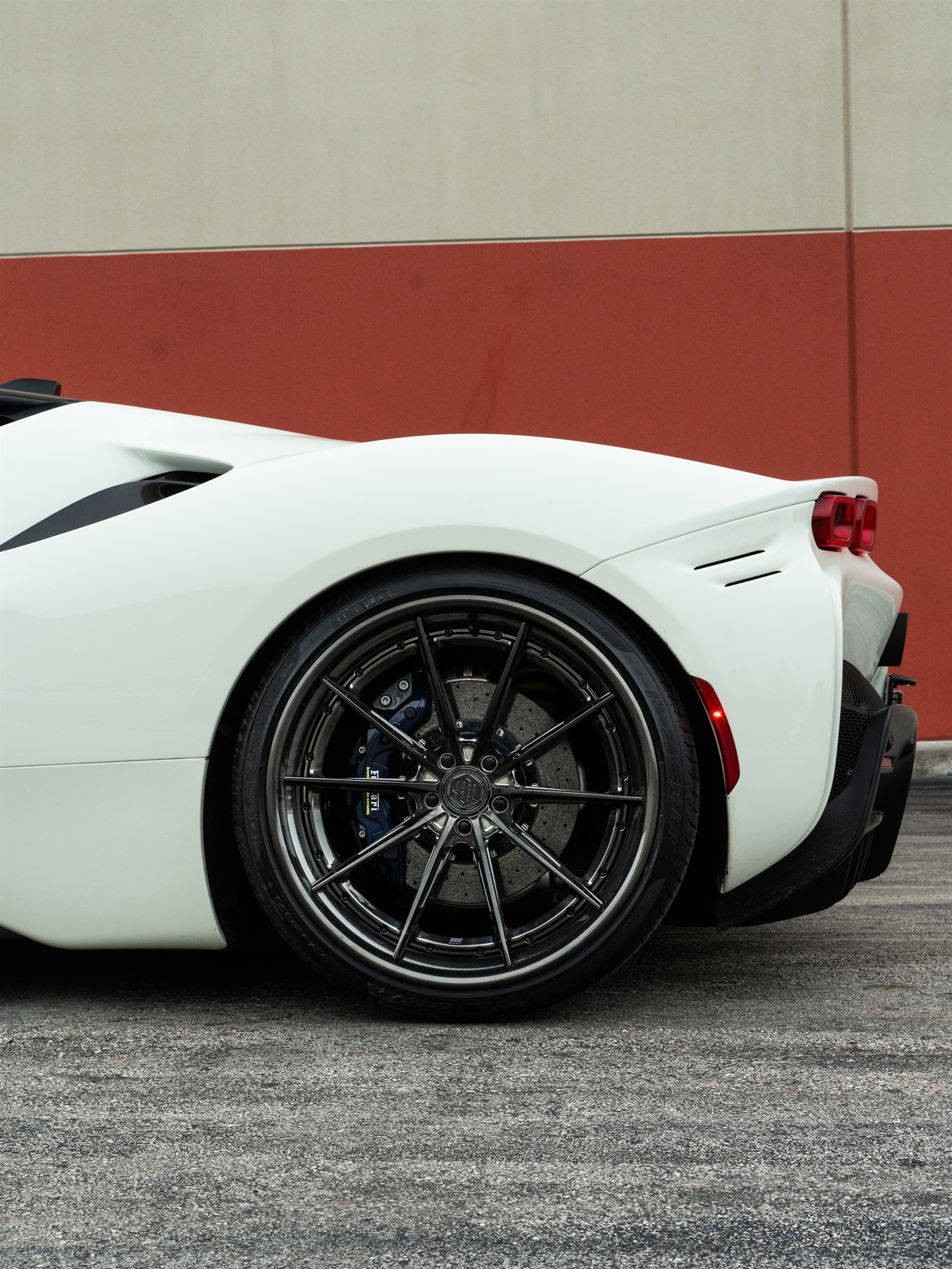 Ferrari SF90 | Bianco Avus | on 1886 G010 | Polished Liquid Smoke