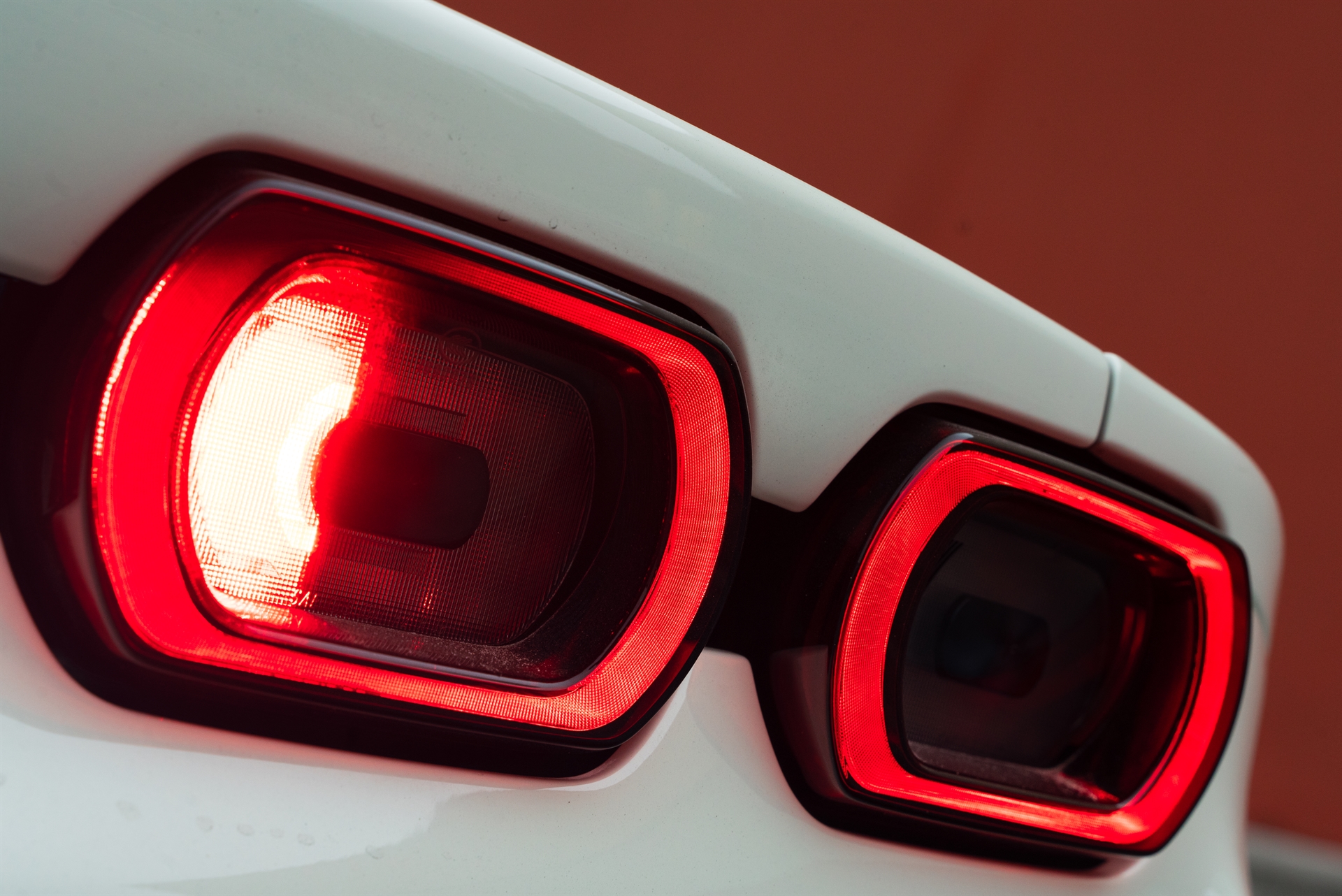 Ferrari SF90 | Bianco Avus | on 1886 G010 | Polished Liquid Smoke