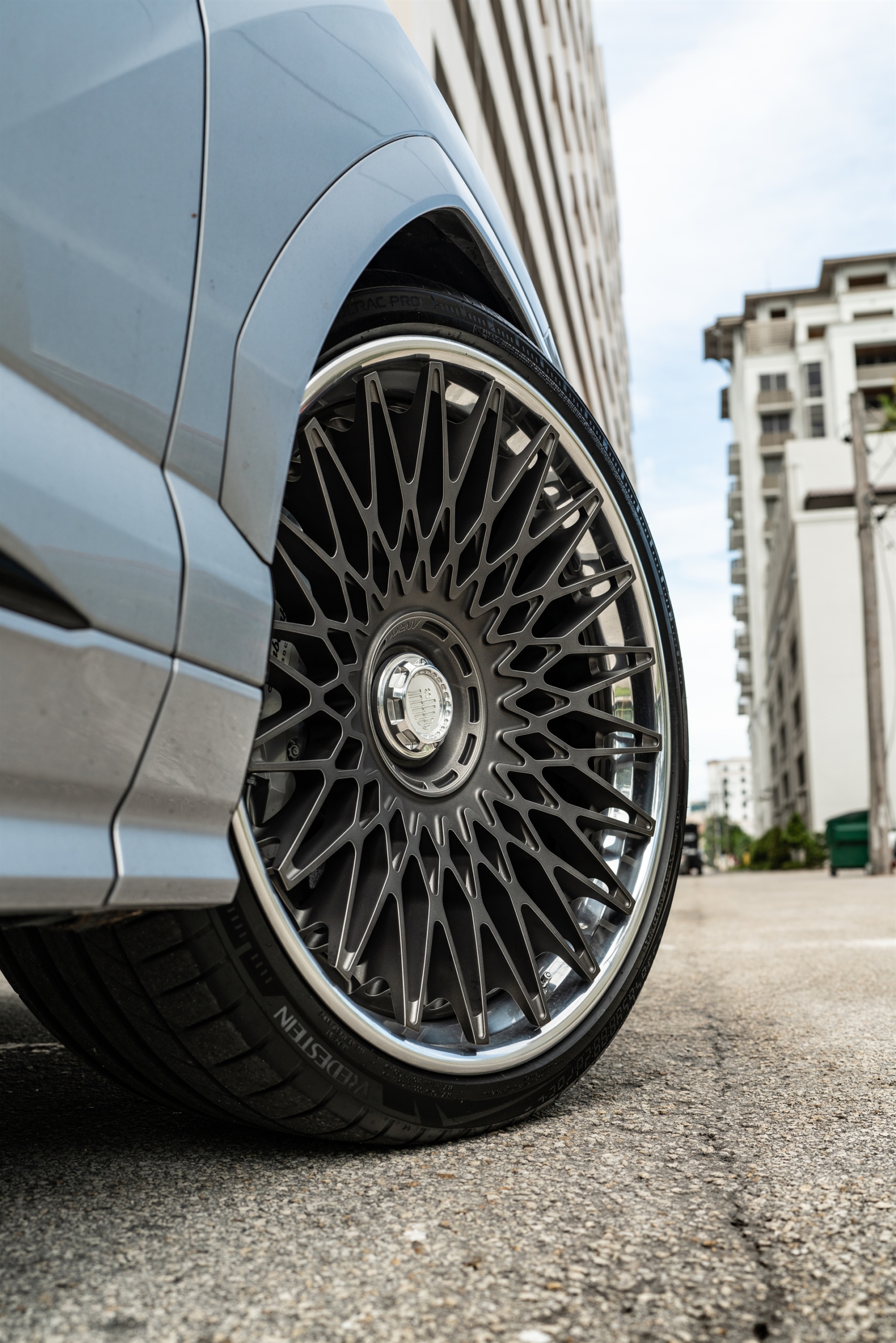 Lamborghini Urus SE | Grigio Nimbus | on ANRKY RS7.3 | Frozen Polished Gunmetal