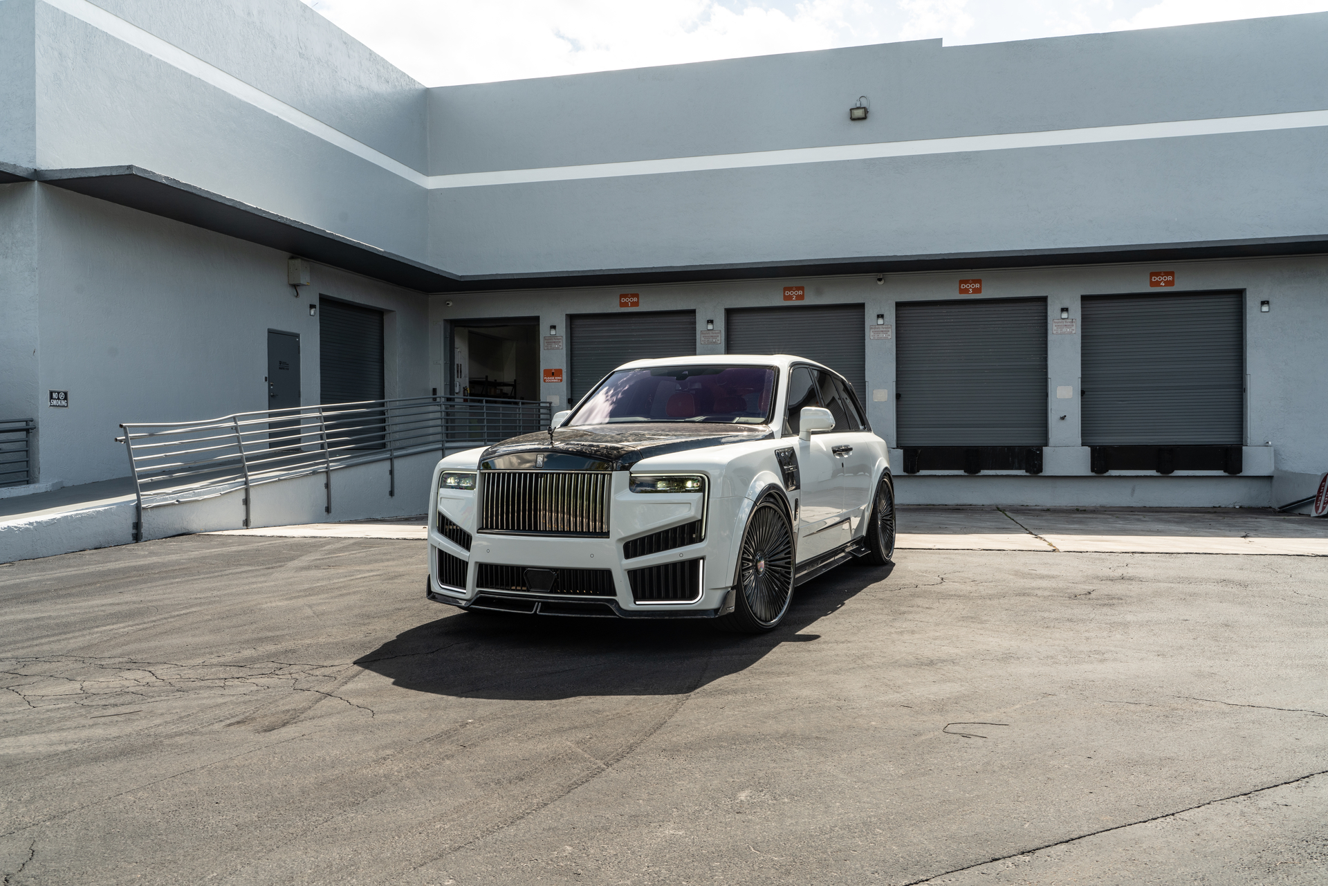 Rolls Royce Cullinan | English White | on 1886 G007 | Mirror Polished Smoke