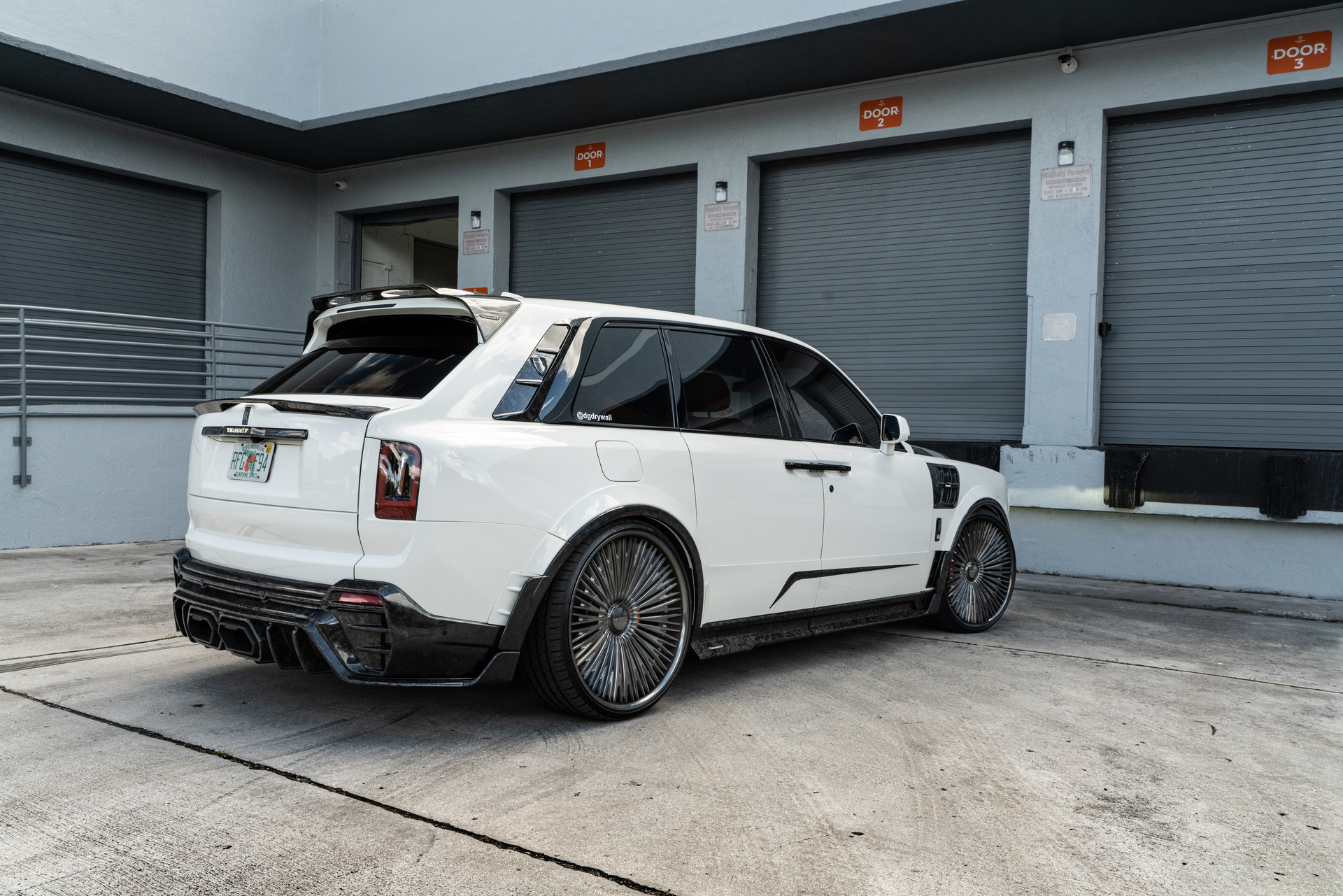 Rolls Royce Cullinan | English White | on 1886 G007 | Mirror Polished Smoke