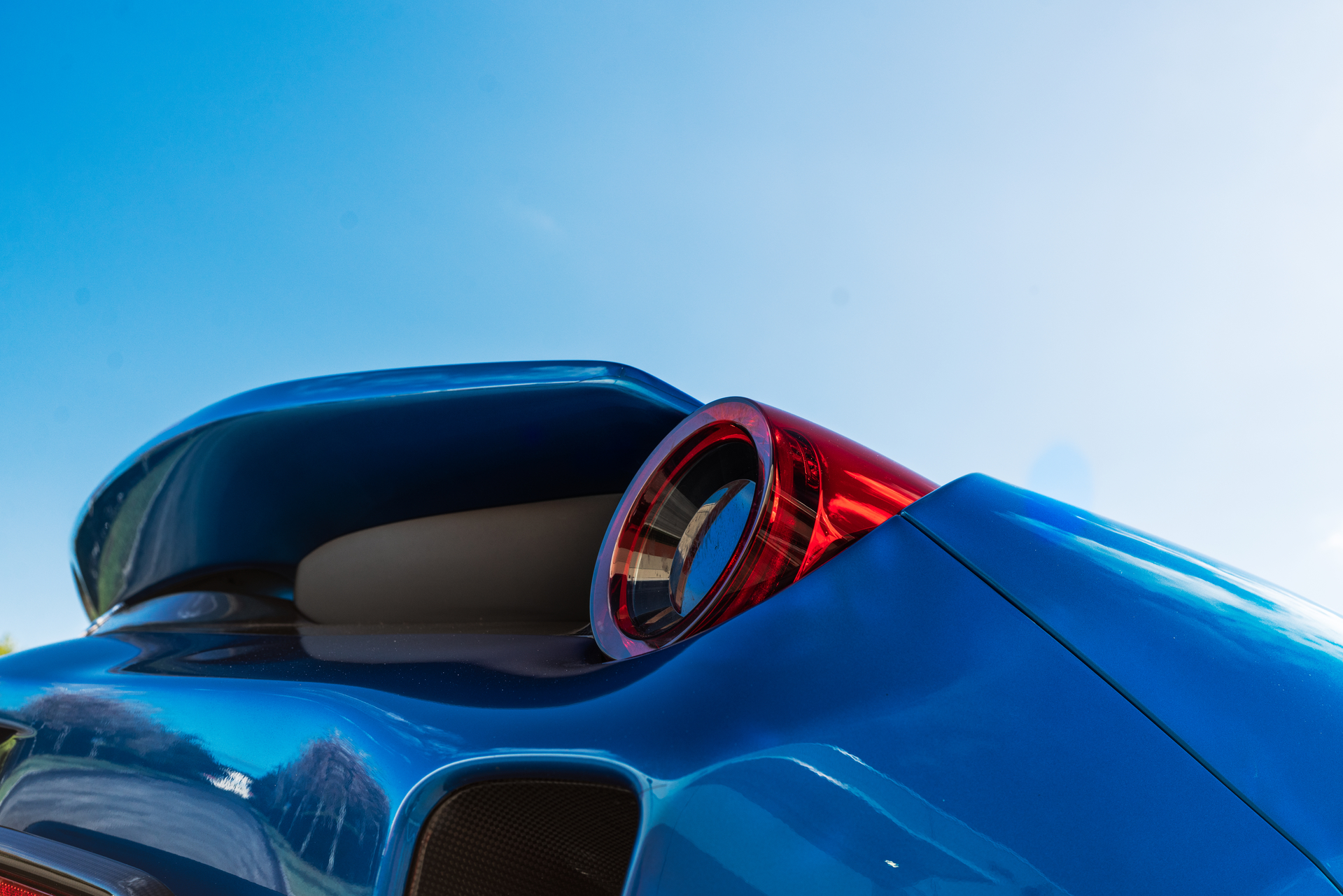 Ferrari 488 Pista | Blu Corza | on 1886 S014 | Satin White Gold