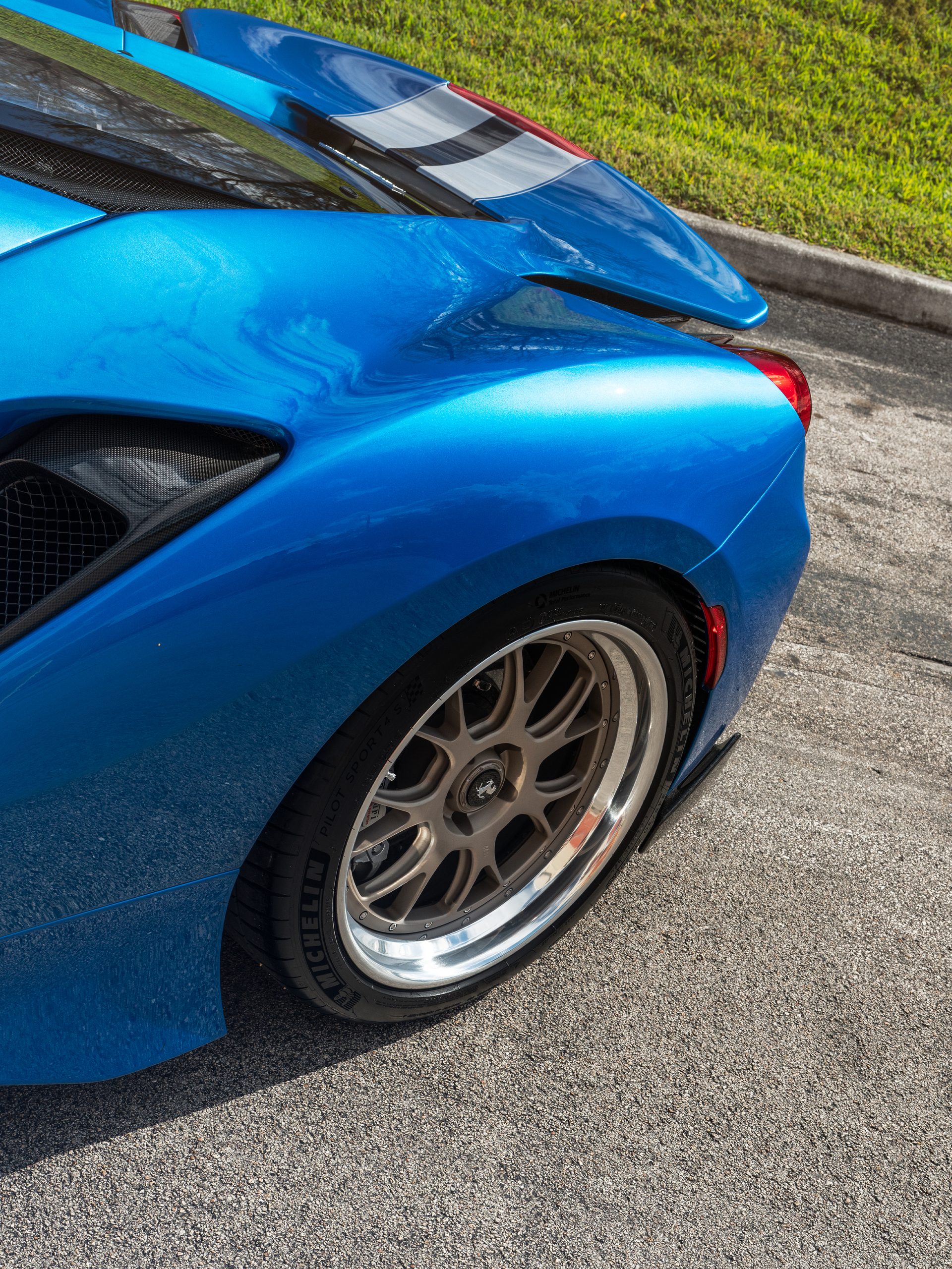 Ferrari 488 Pista | Blu Corza | on 1886 S014 | Satin White Gold