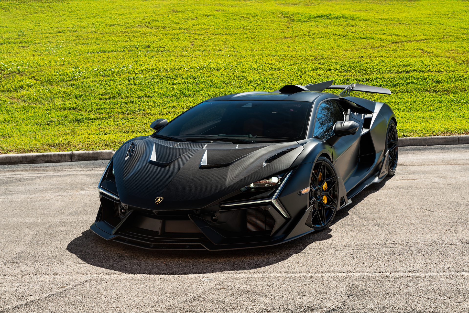 Duke Dynamics Revuelto | Nero | on Vossen S21-08 Wheels | Gloss Black