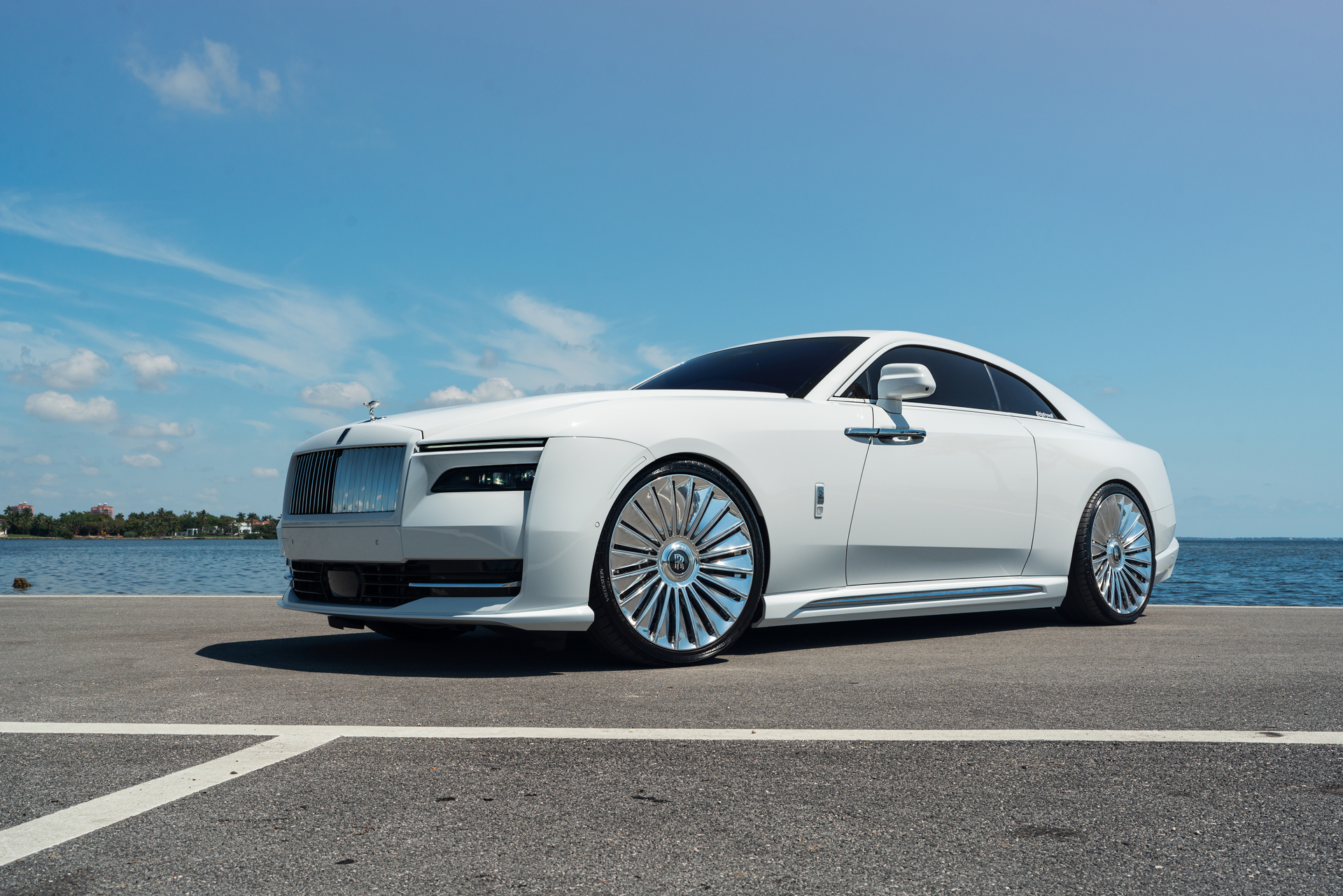 Rolls-Royce Spectre | English White | on 1886 G100 | Brushed Clear