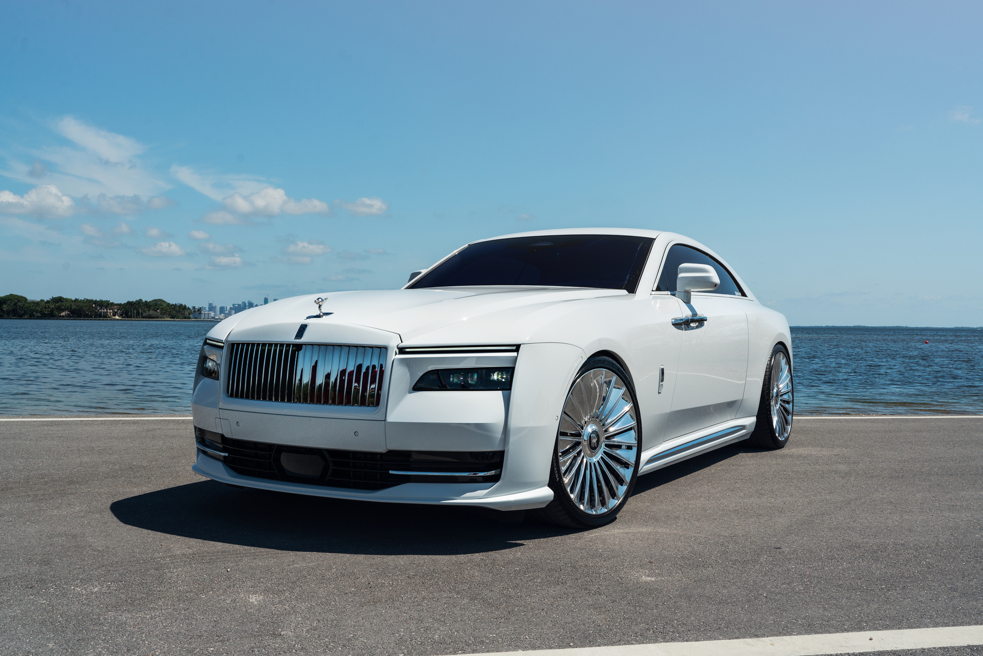 Rolls-Royce Spectre | English White | on 1886 G100 | Brushed Clear